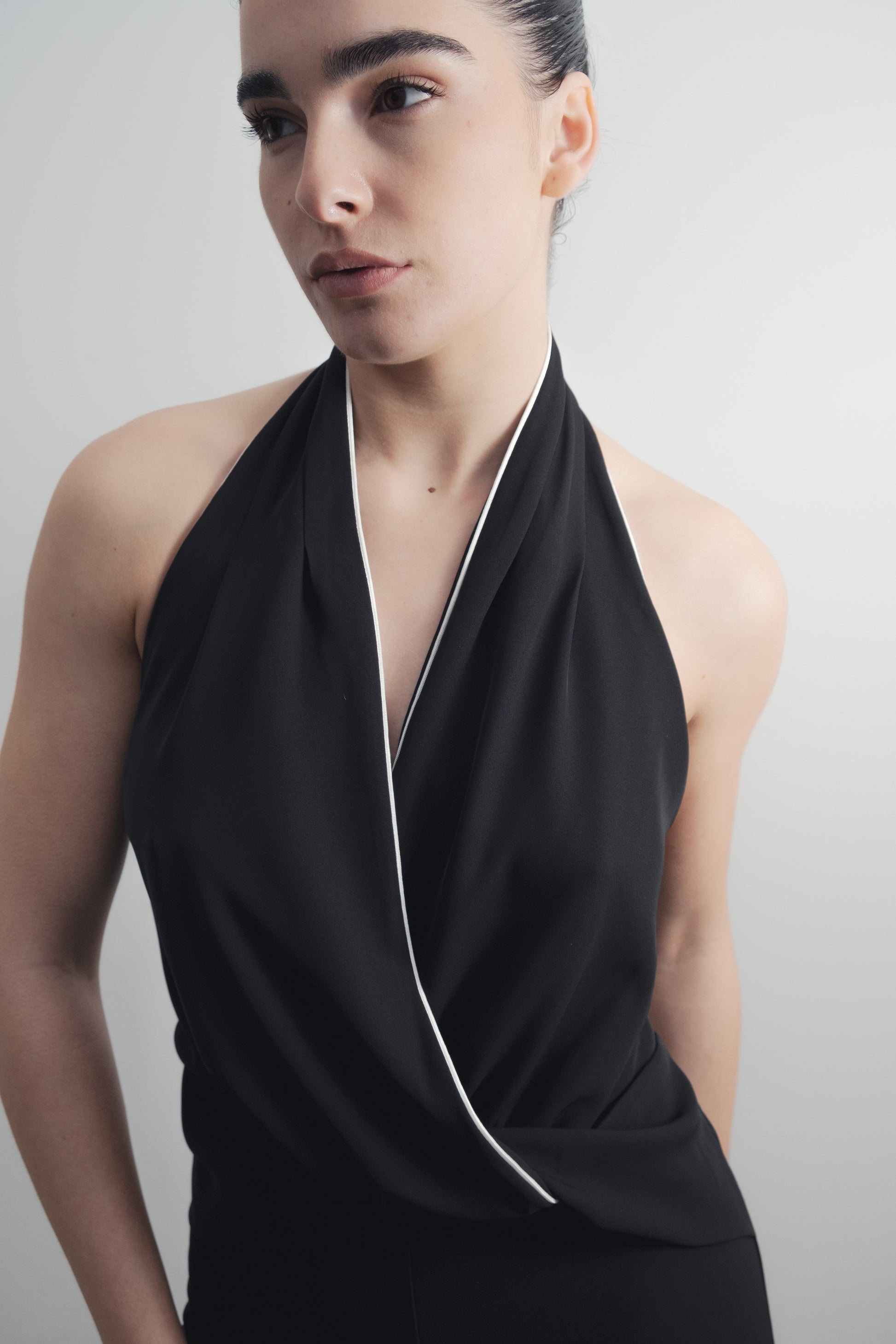 Mono halter negro con vivos a contraste y pernera ancha diseño español