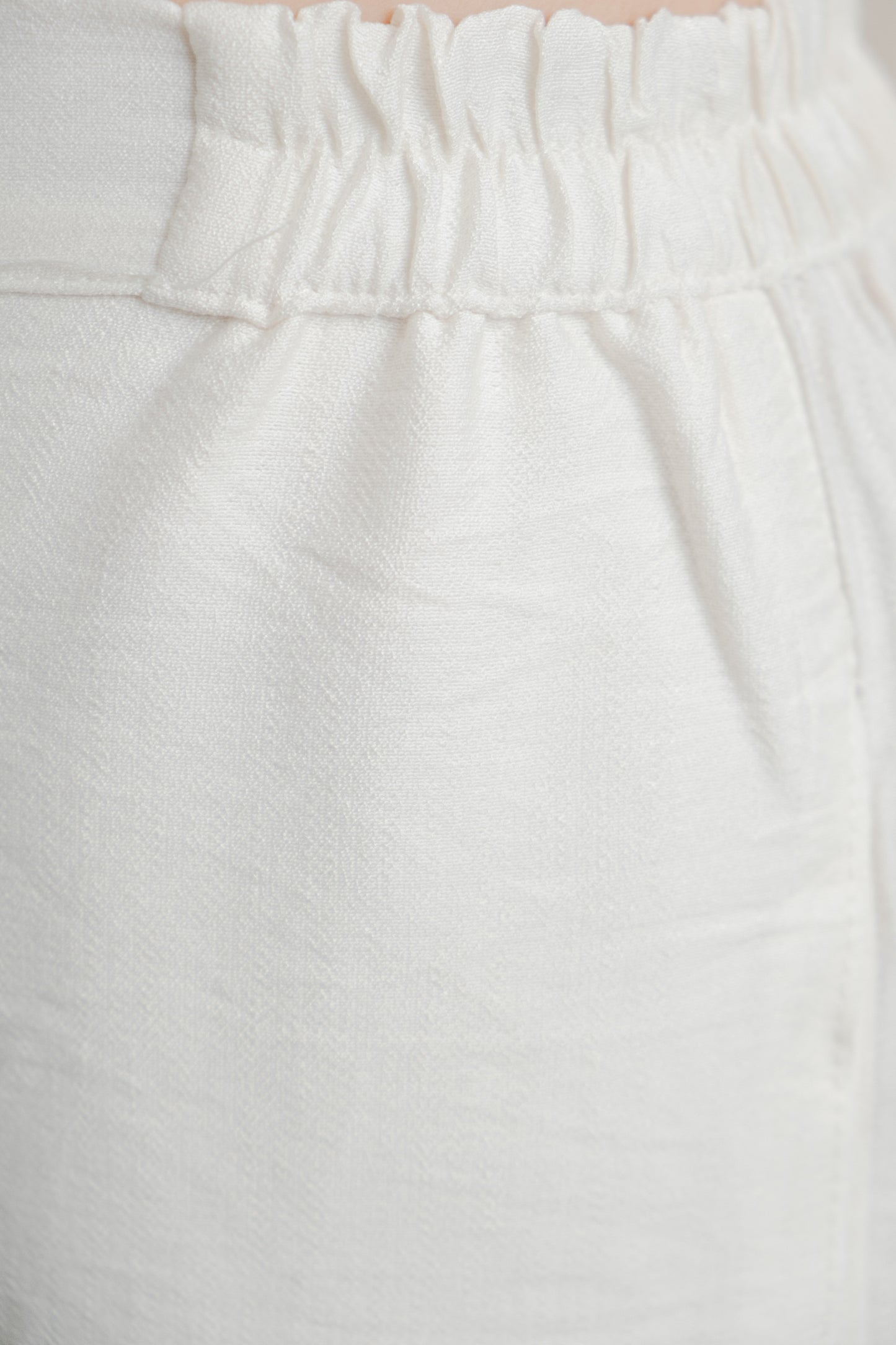 Pantalón fluido beige pernera recta diseño español