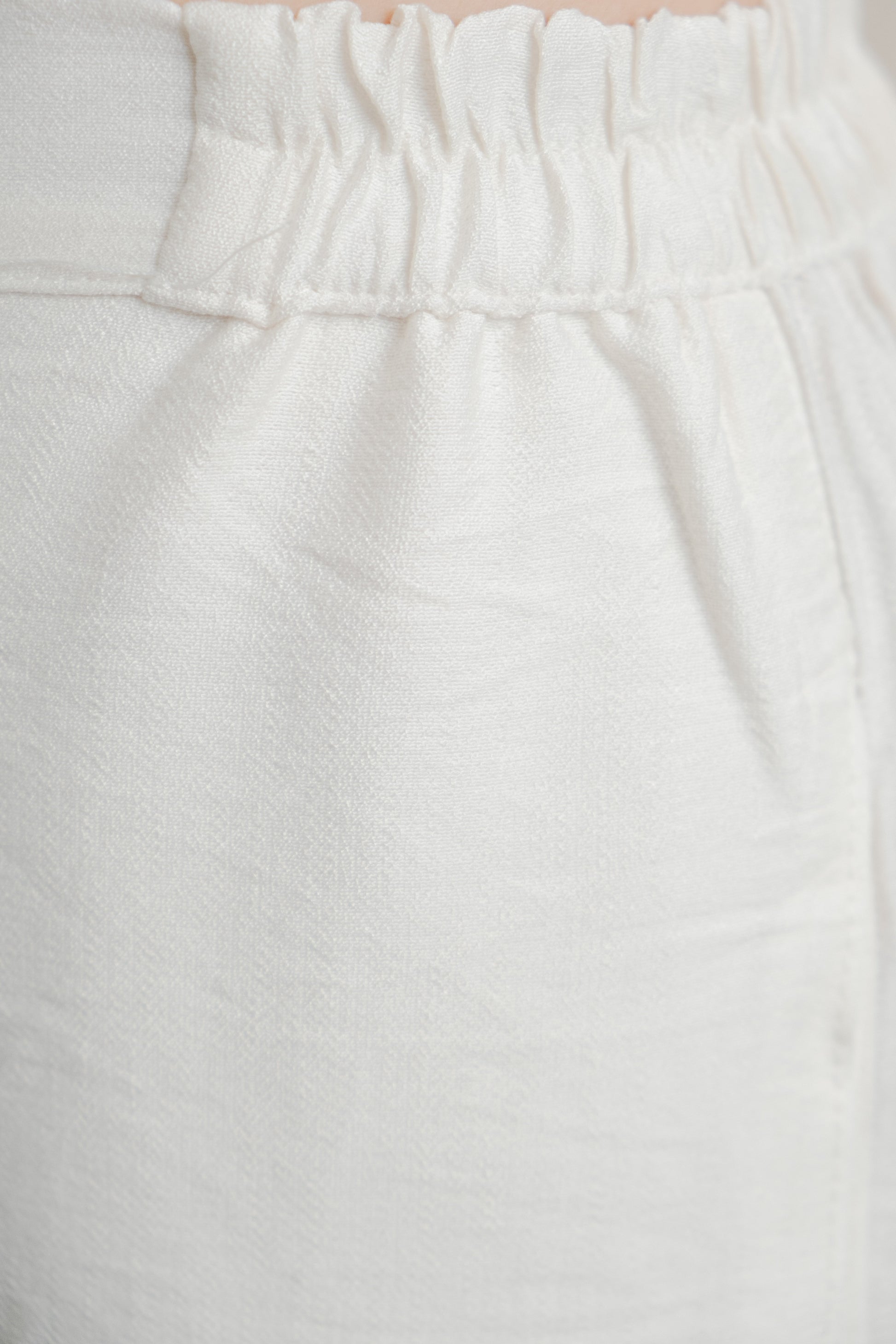 Pantalón fluido beige pernera recta diseño español