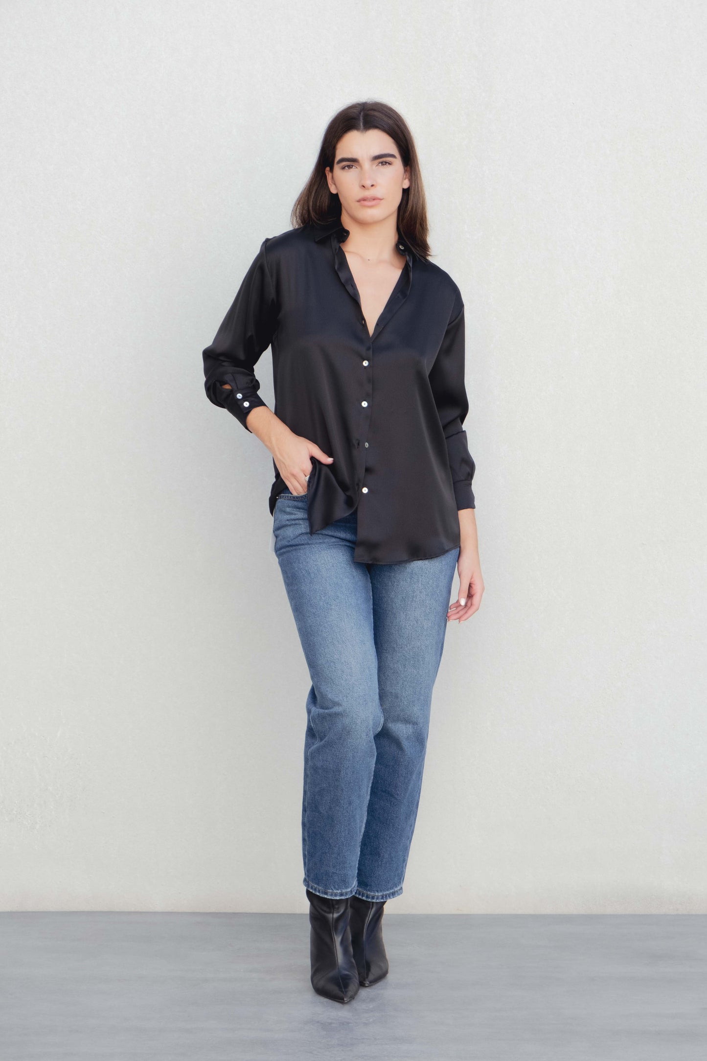 Camisa satinada negro fluida acabado brillante