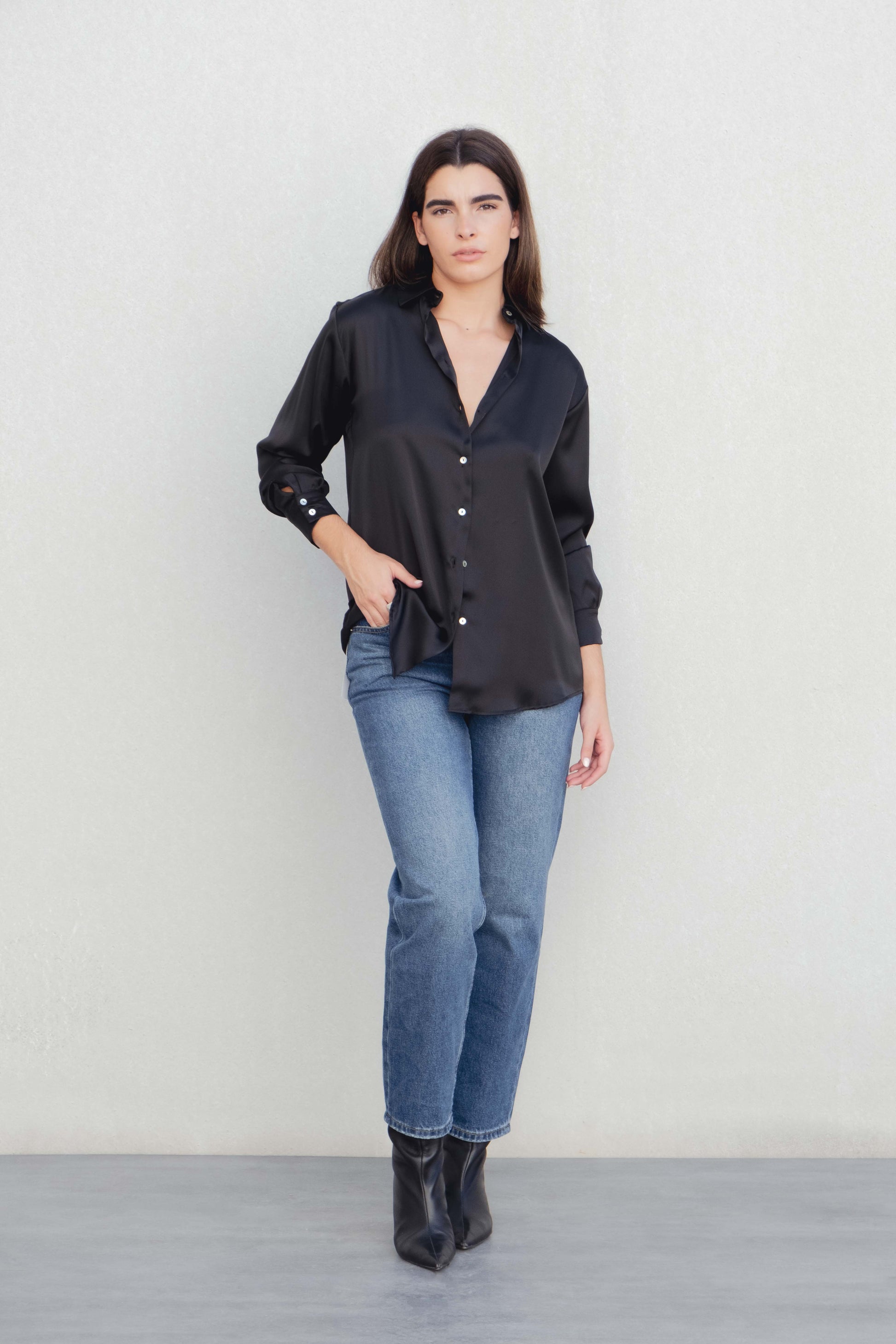 Camisa satinada negro fluida acabado brillante