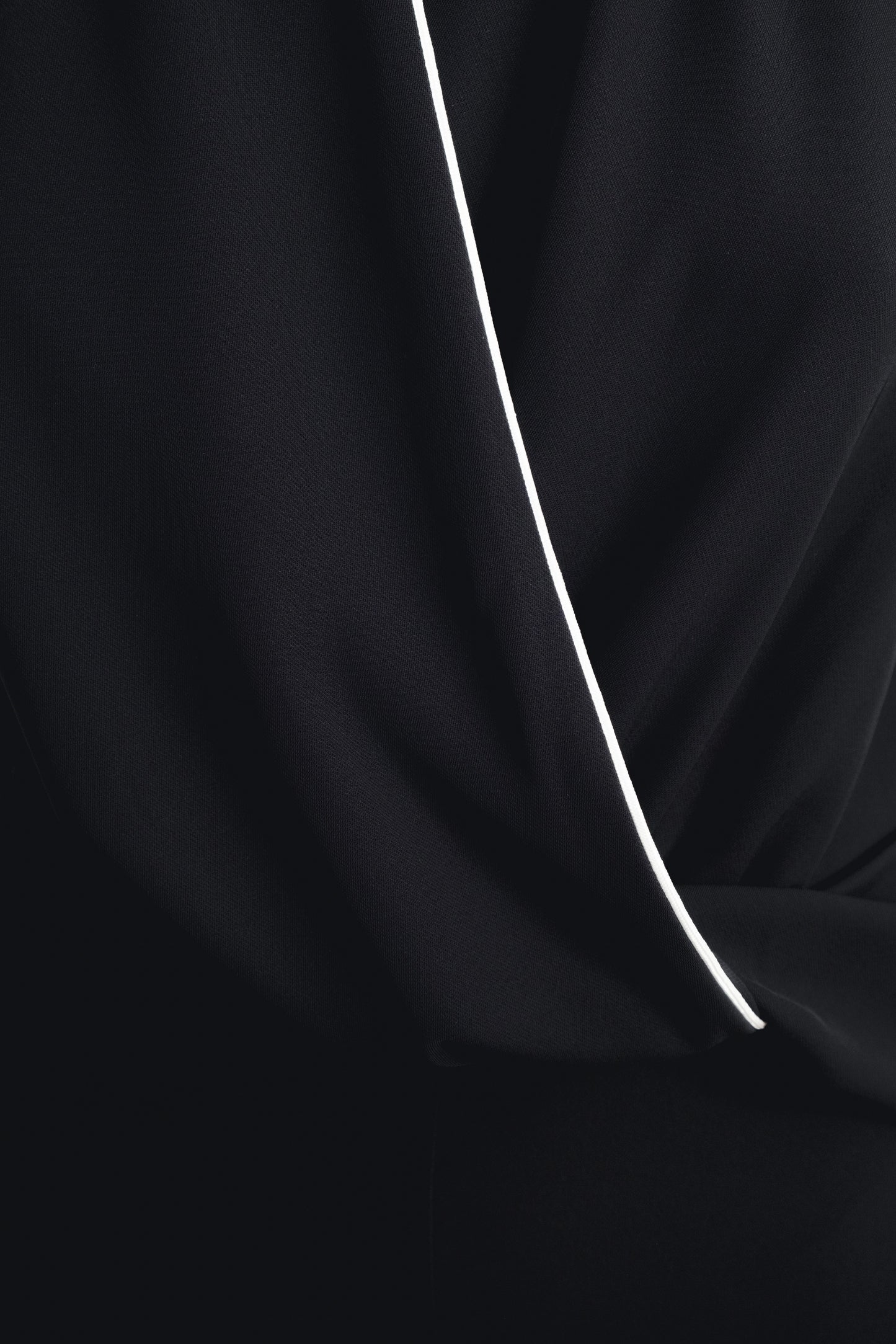 Mono halter negro con vivos a contraste y pernera ancha diseño español