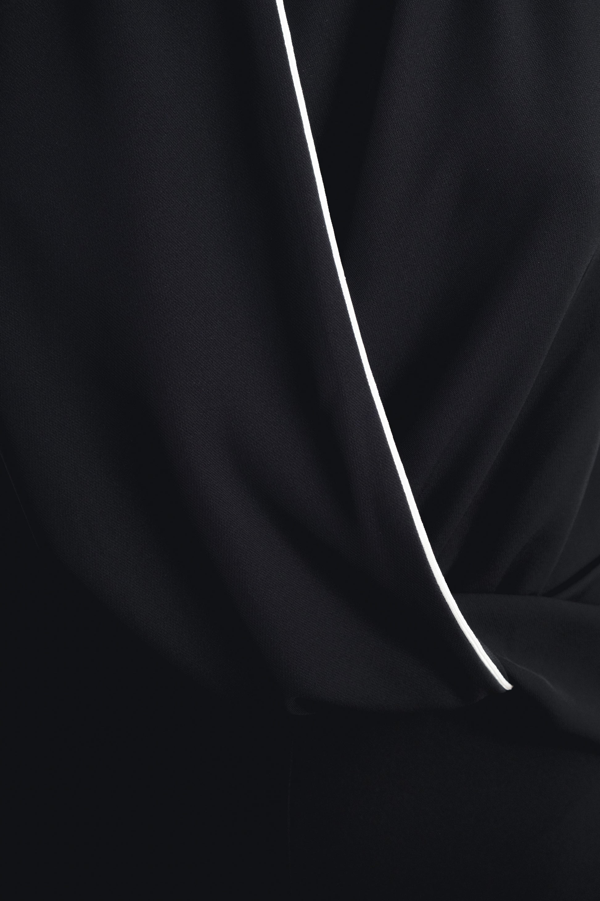 Mono halter negro con vivos a contraste y pernera ancha diseño español