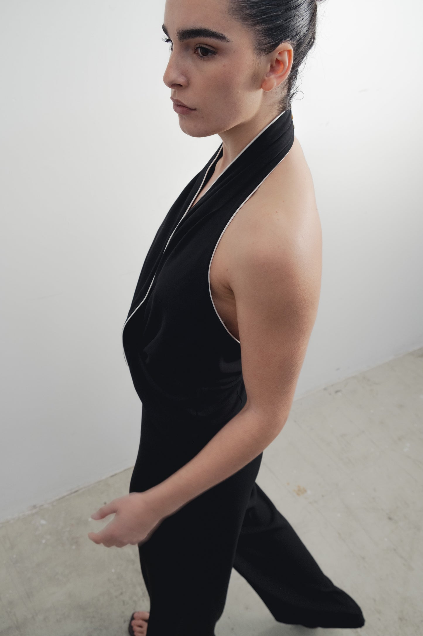 Mono halter negro con vivos a contraste y pernera ancha diseño español