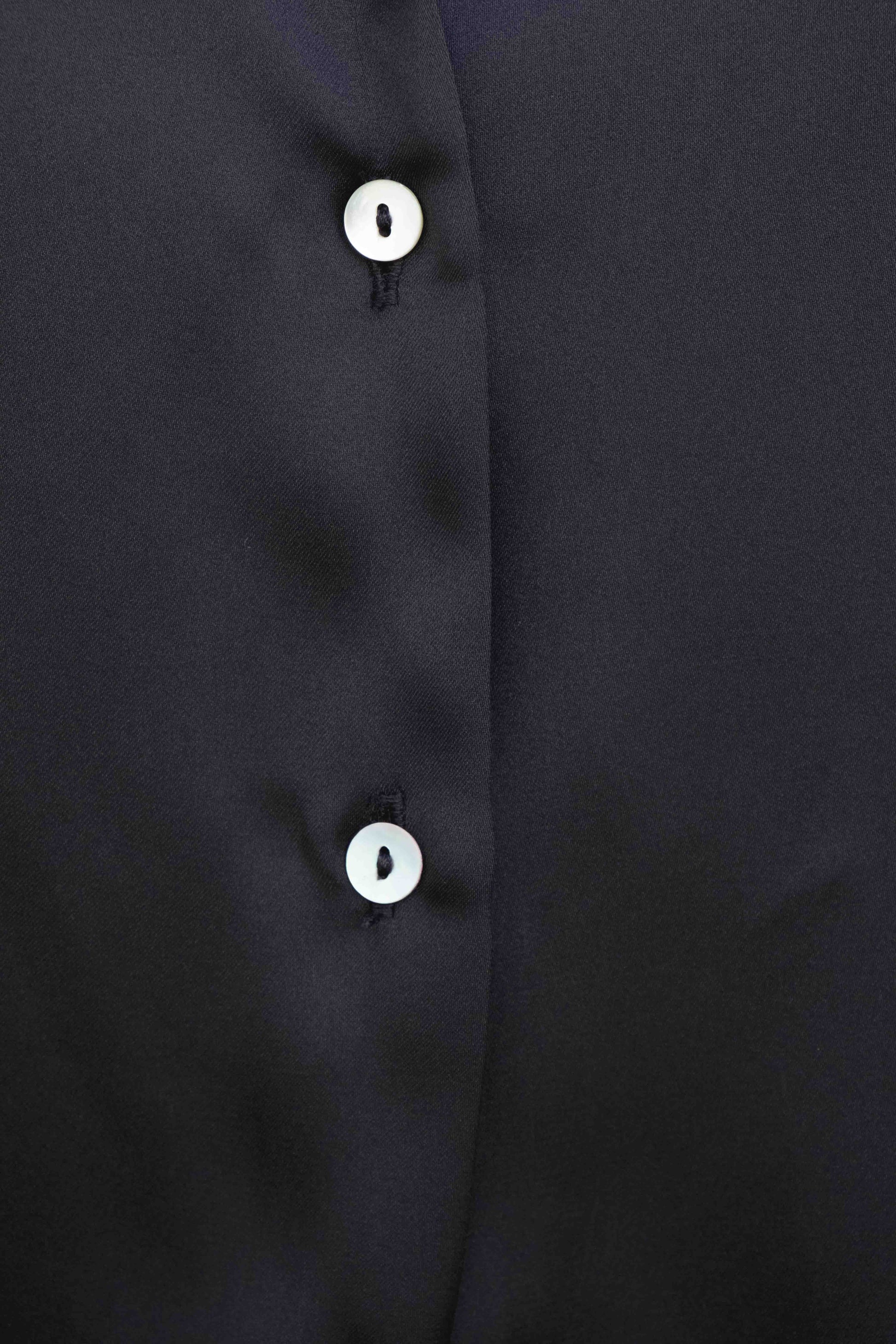 Camisa satinada negro fluida acabado brillante