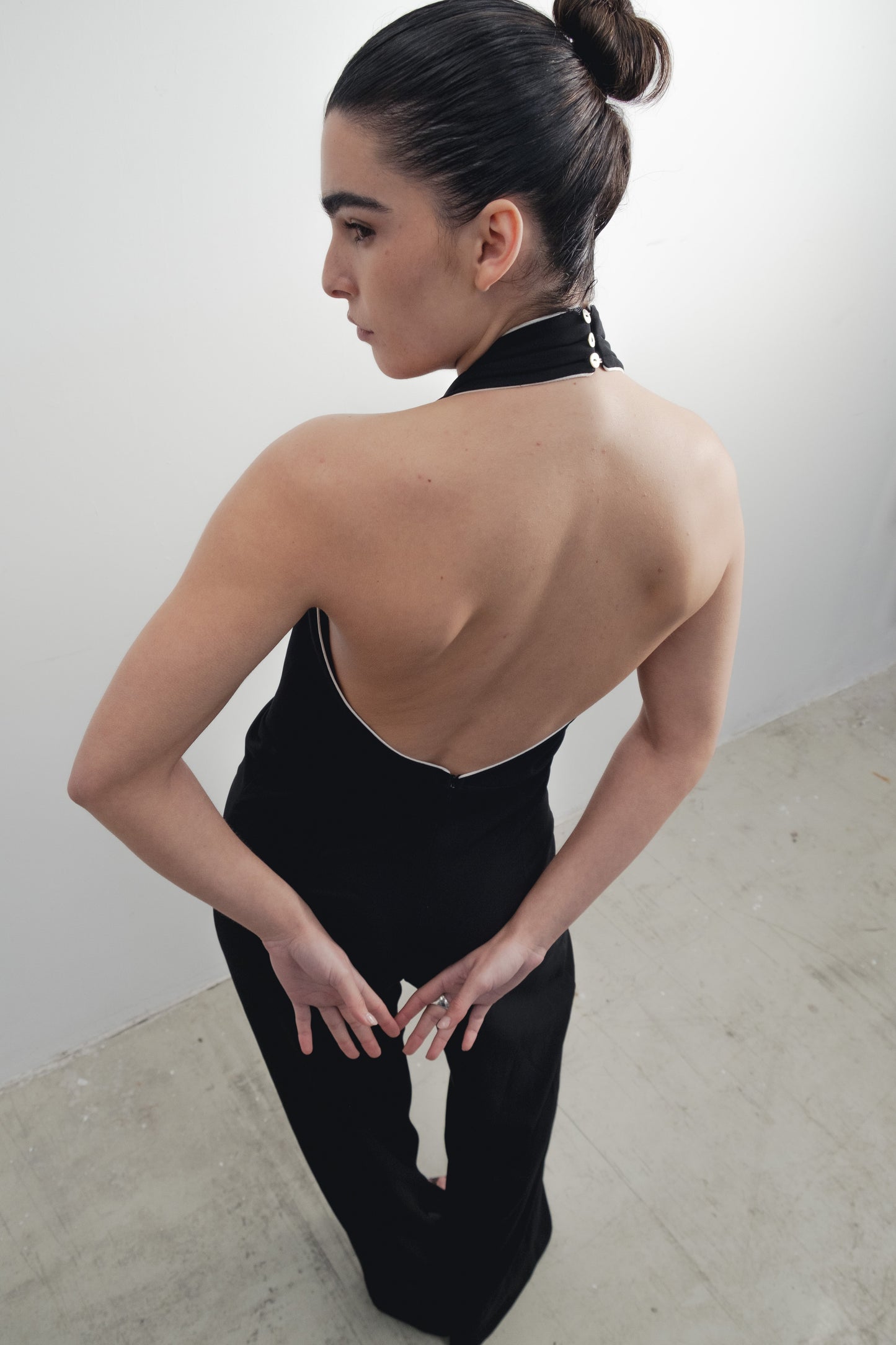 Mono halter negro con vivos a contraste y pernera ancha diseño español