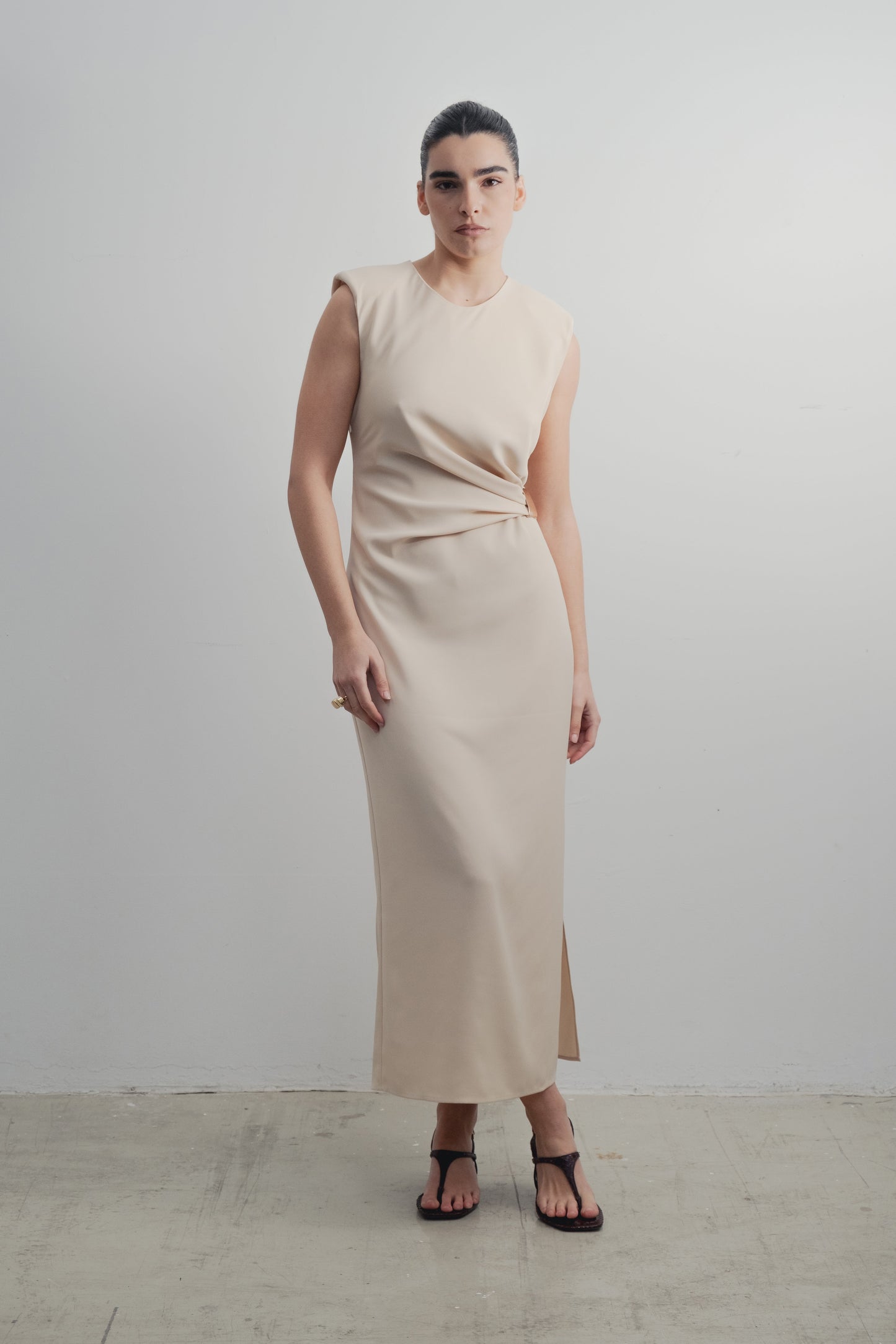 Vestido midi beige con aplique dorado y abertura diseño español