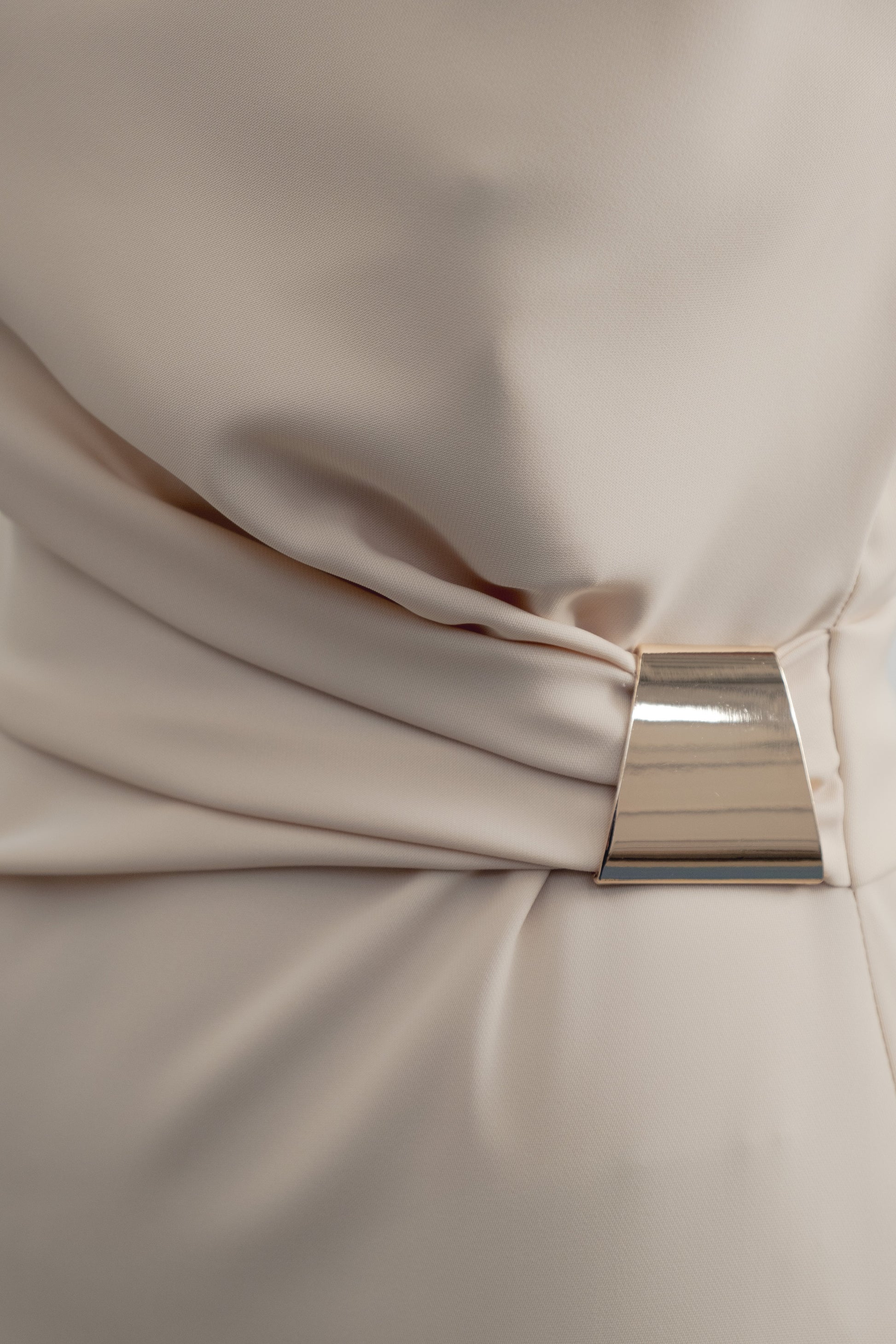 Vestido midi beige con aplique dorado y abertura diseño español