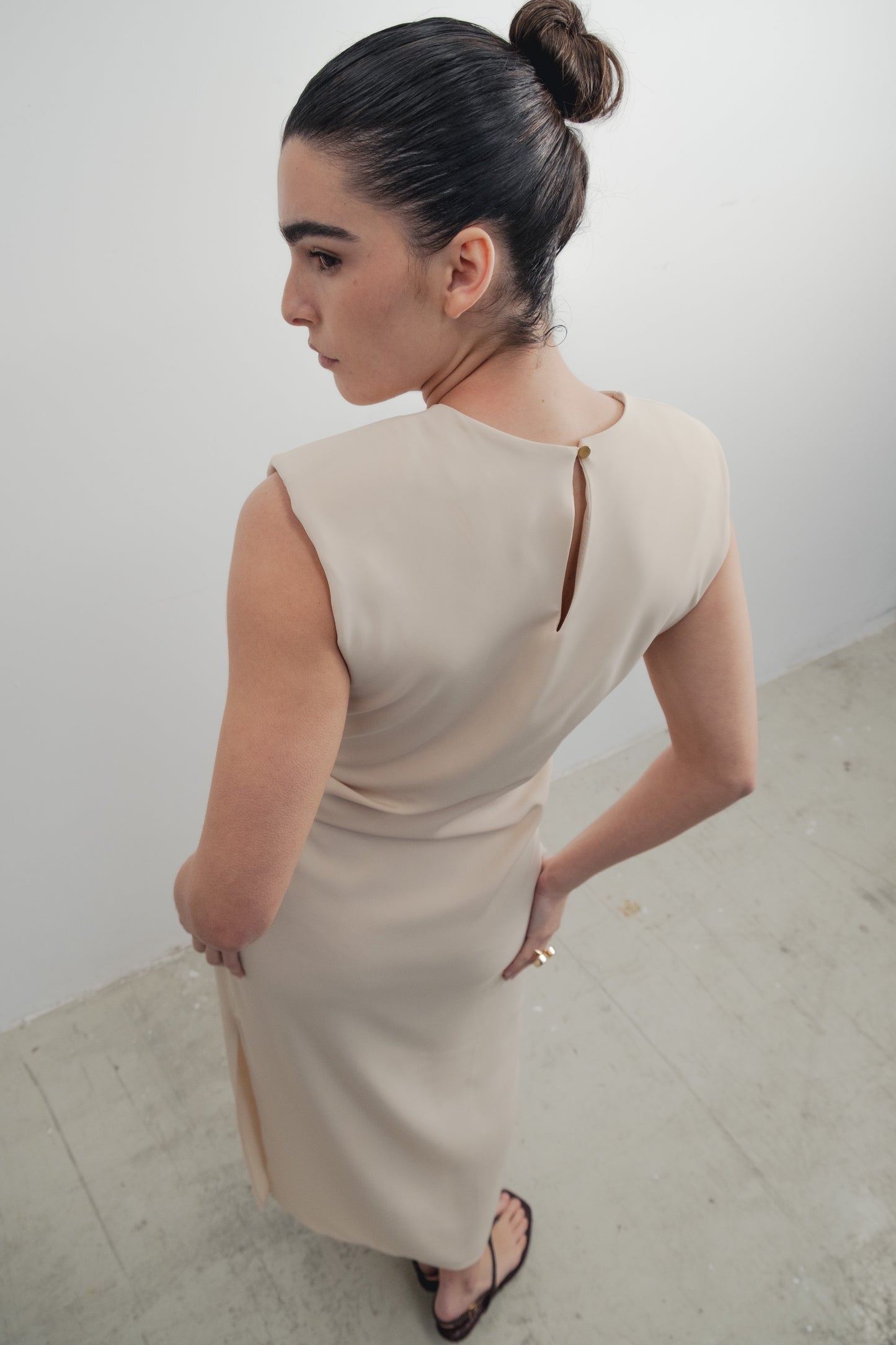 Vestido midi beige con aplique dorado y abertura diseño español