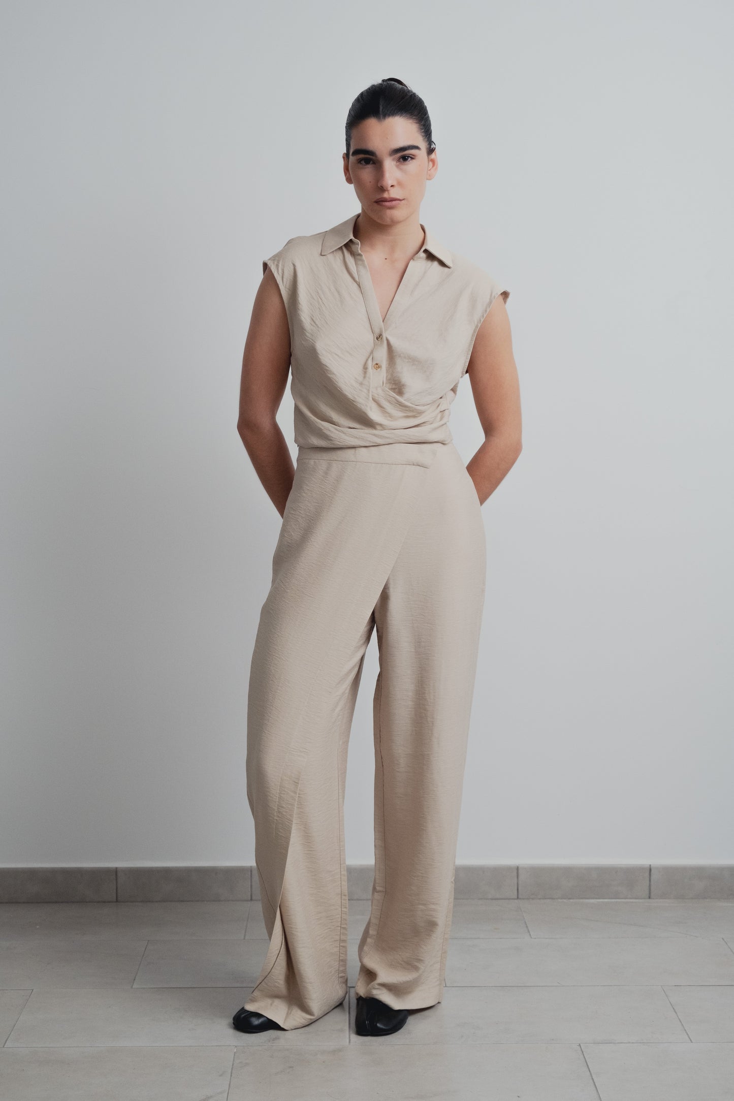 Camisa cropped beige cruzada diseño español
