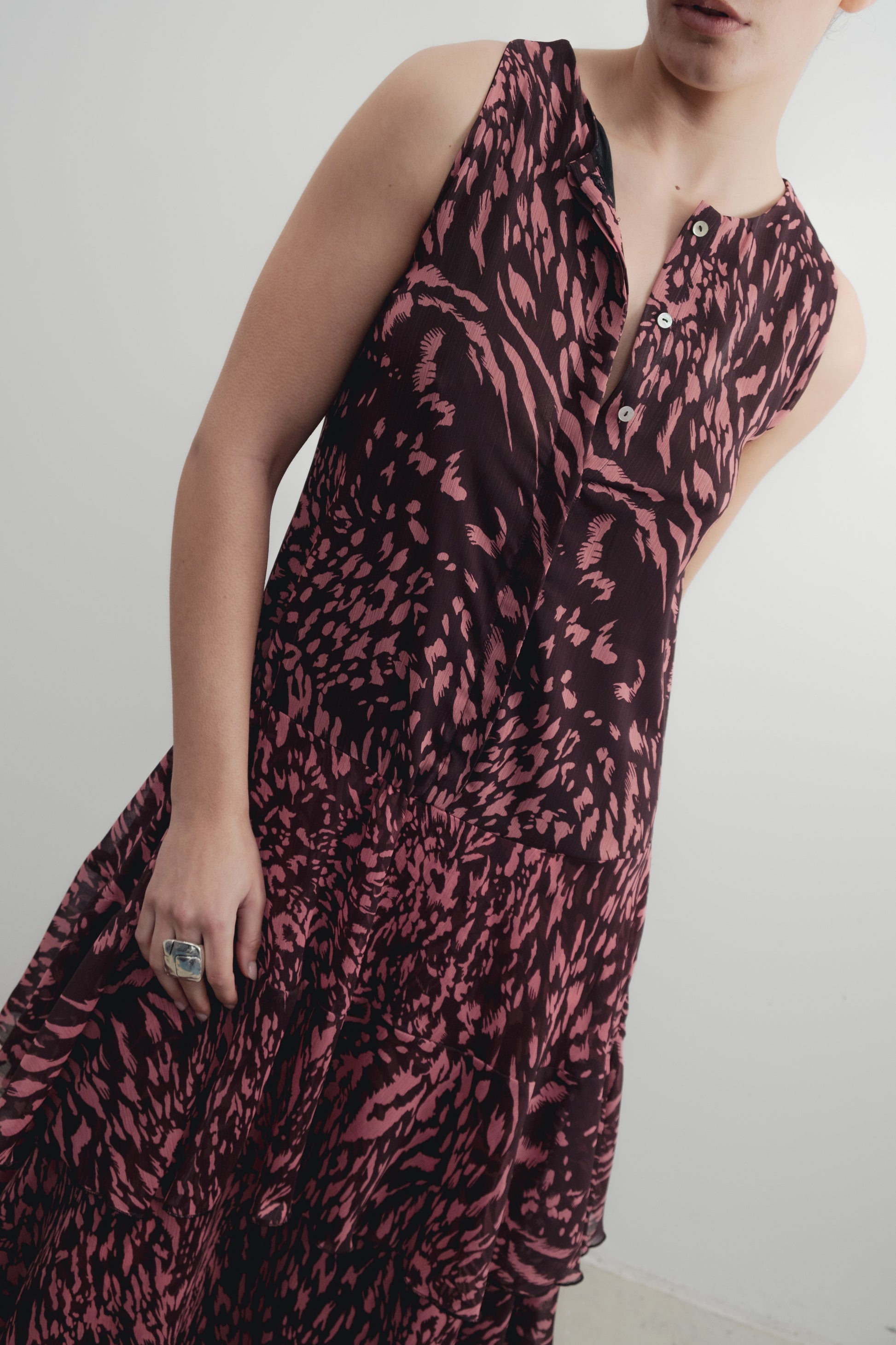 Vestido largo con volantes y estampado diseño español