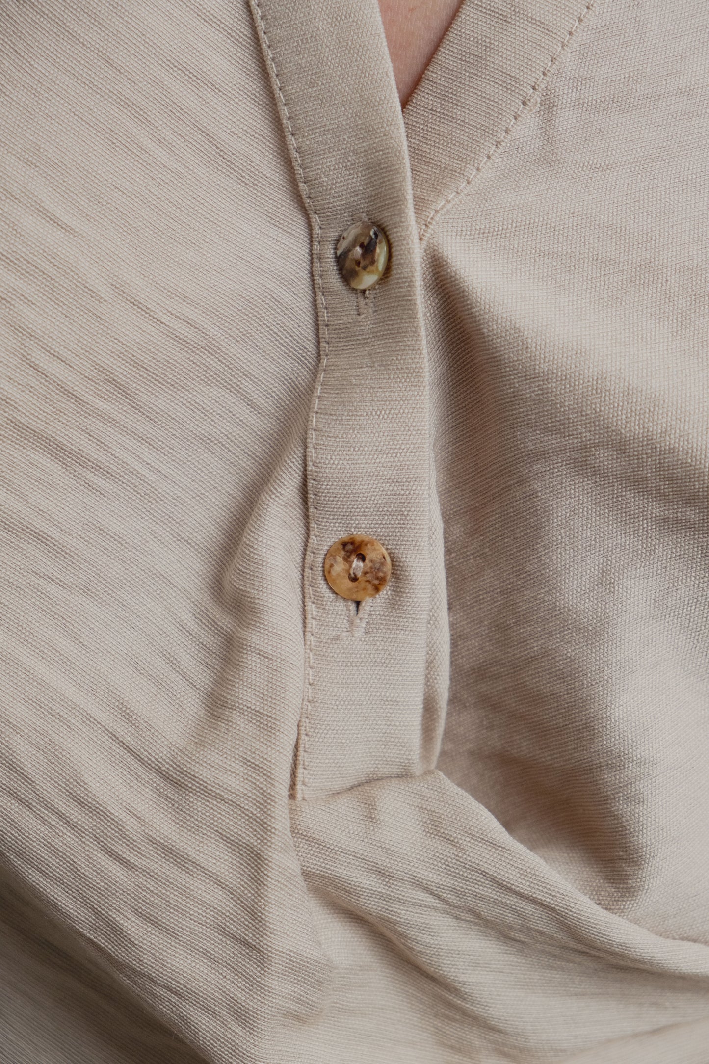 Camisa cropped beige cruzada diseño español