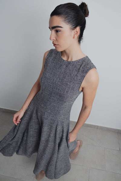 Vestido midi estructura negro sin mangas diseño español