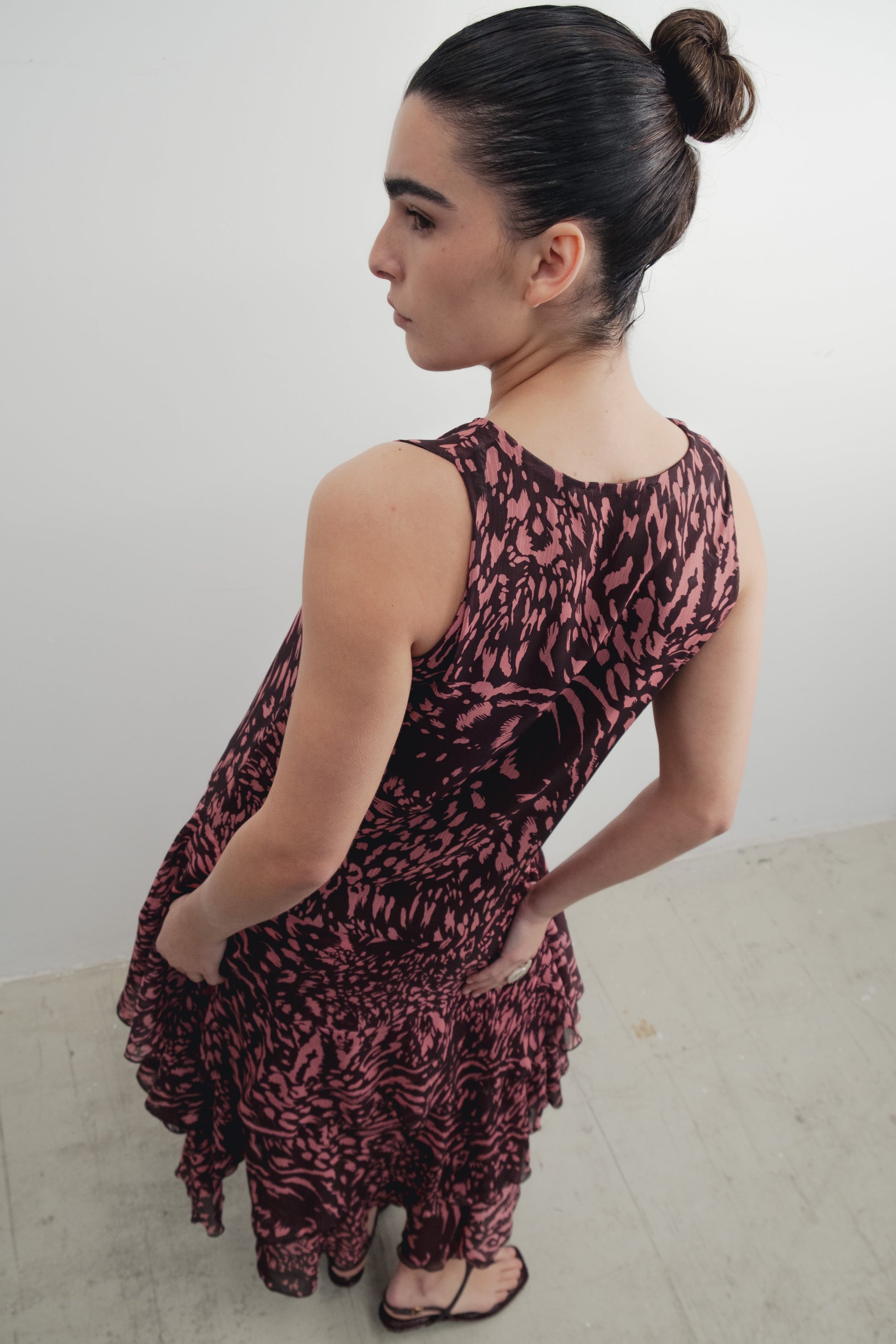 Vestido largo con volantes y estampado diseño español