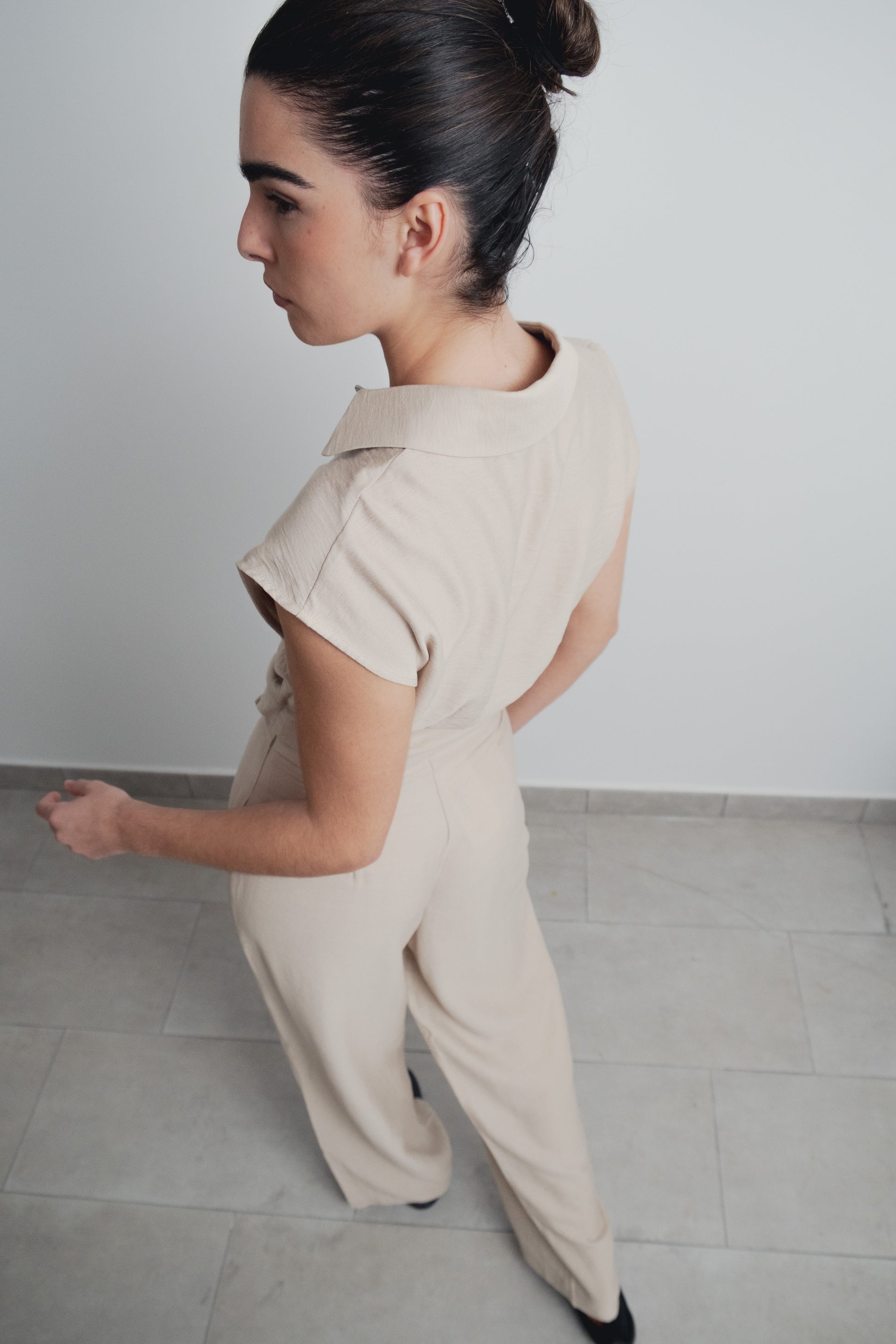 Camisa cropped beige cruzada diseño español