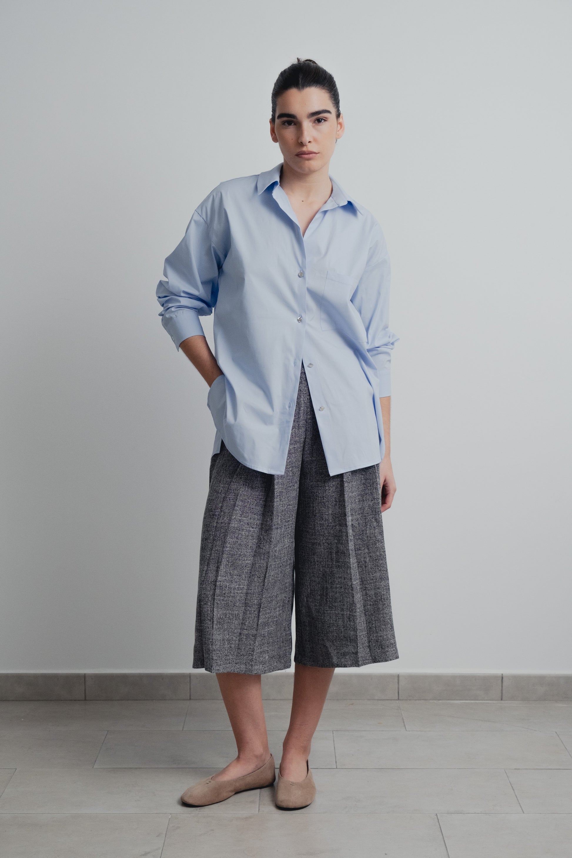 Camisa oversize popelín celeste con bolsillo diseño español