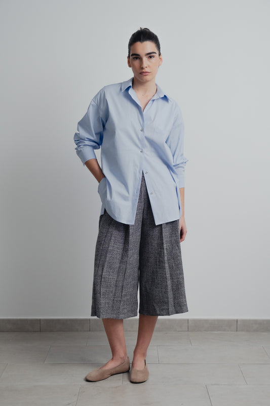 Camisa oversize popelín celeste con bolsillo diseño español