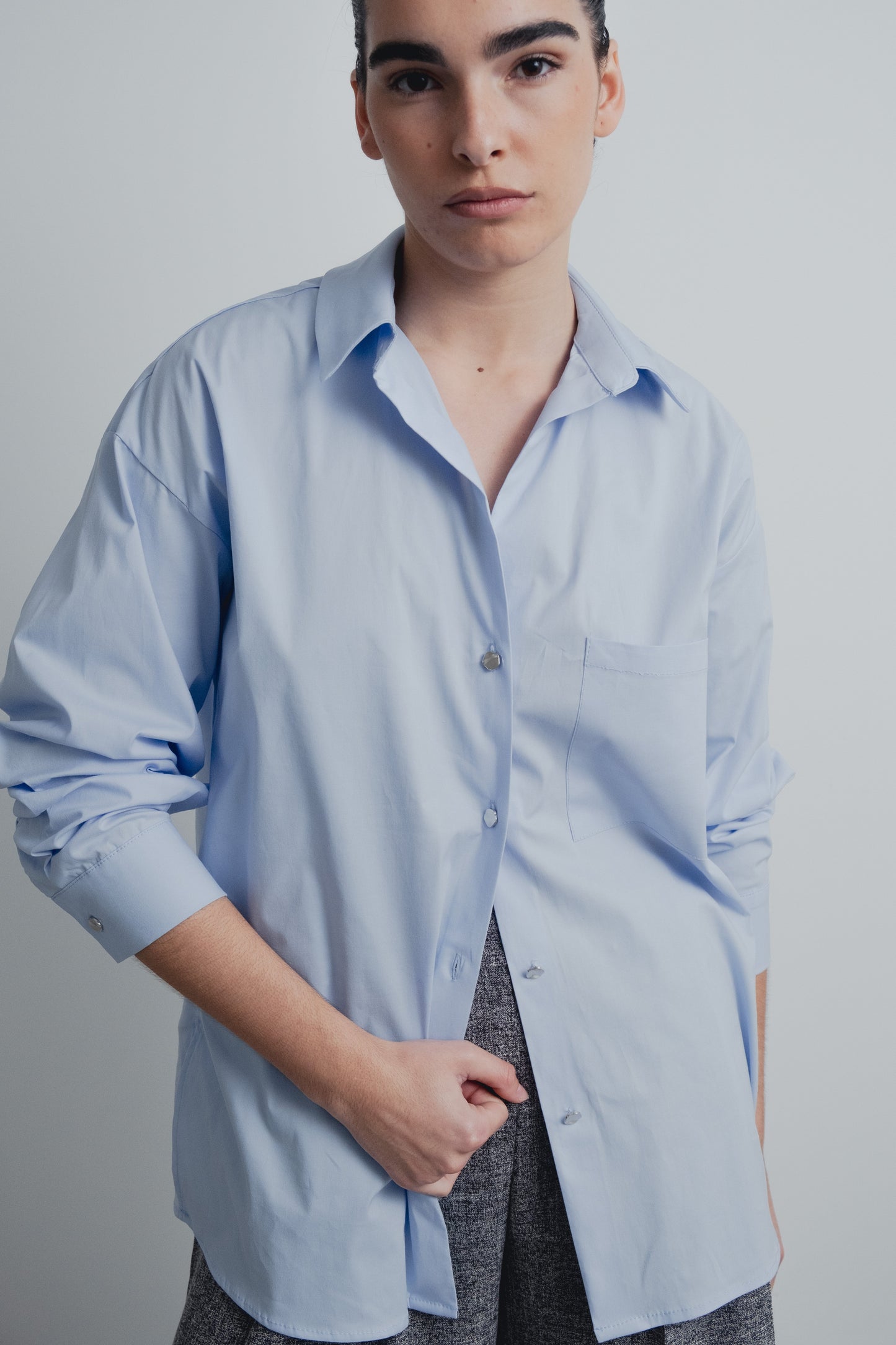 Camisa oversize popelín celeste con bolsillo diseño español