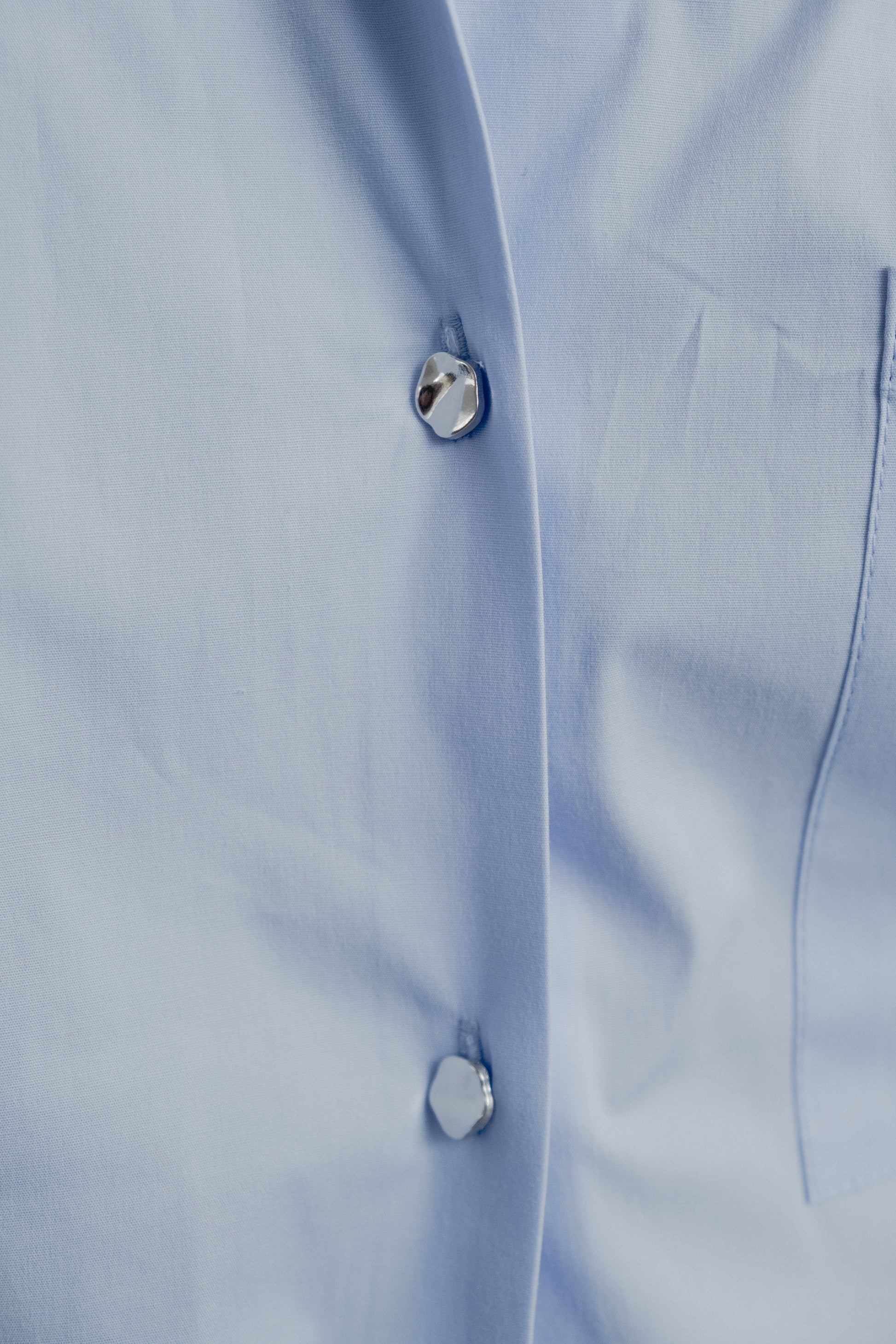 Camisa oversize popelín celeste con bolsillo diseño español