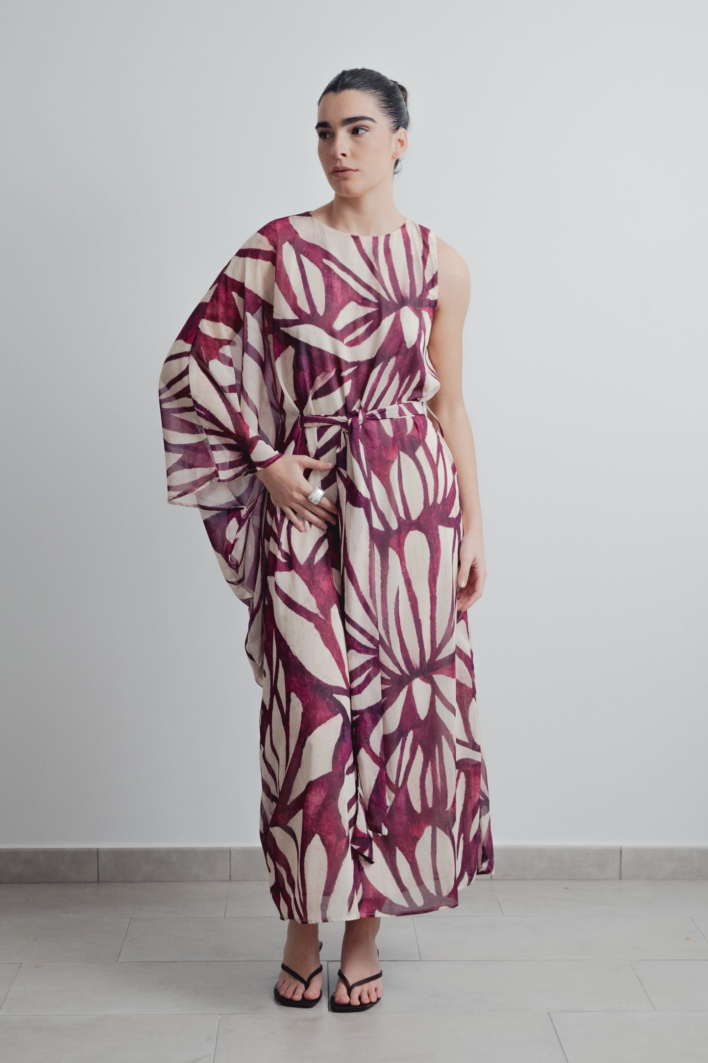 Vestido largo asimétrico elegante de mujer color burdeos con estampado moderno, vestido fluido de fiesta de un solo hombro sofisticado