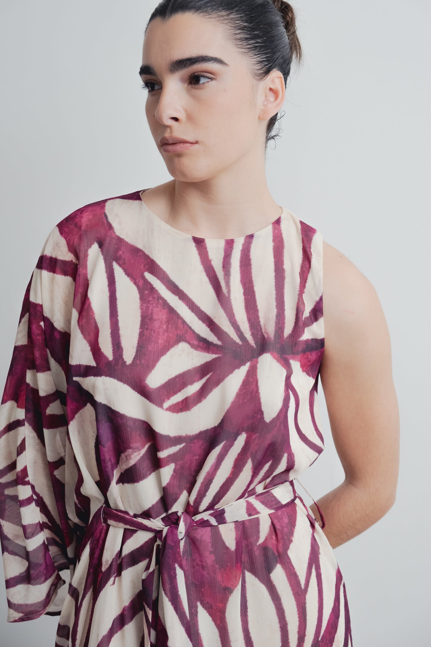 Vestido largo asimétrico elegante de mujer color burdeos con estampado moderno, vestido fluido de fiesta de un solo hombro sofisticado