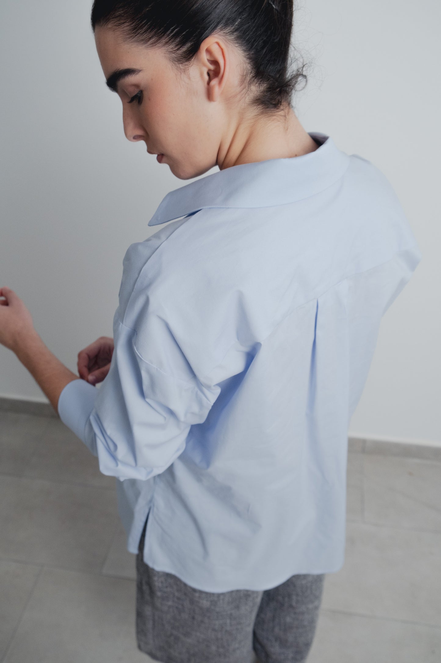 Camisa oversize popelín celeste con bolsillo diseño español