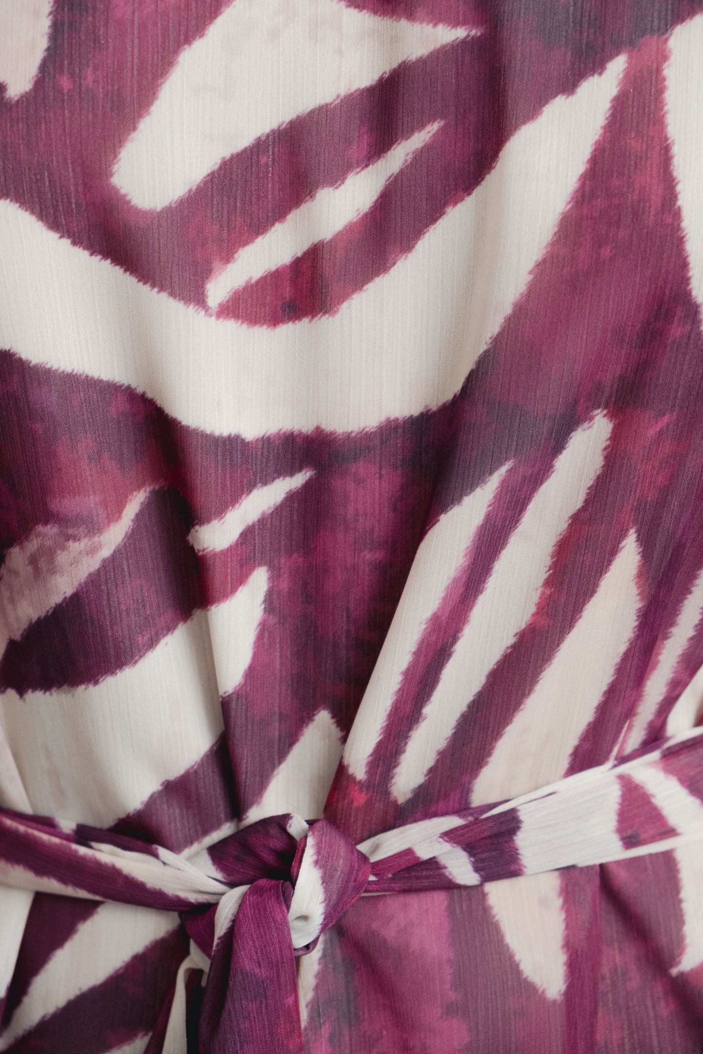 Vestido largo asimétrico elegante de mujer color burdeos con estampado moderno, vestido fluido de fiesta de un solo hombro sofisticado