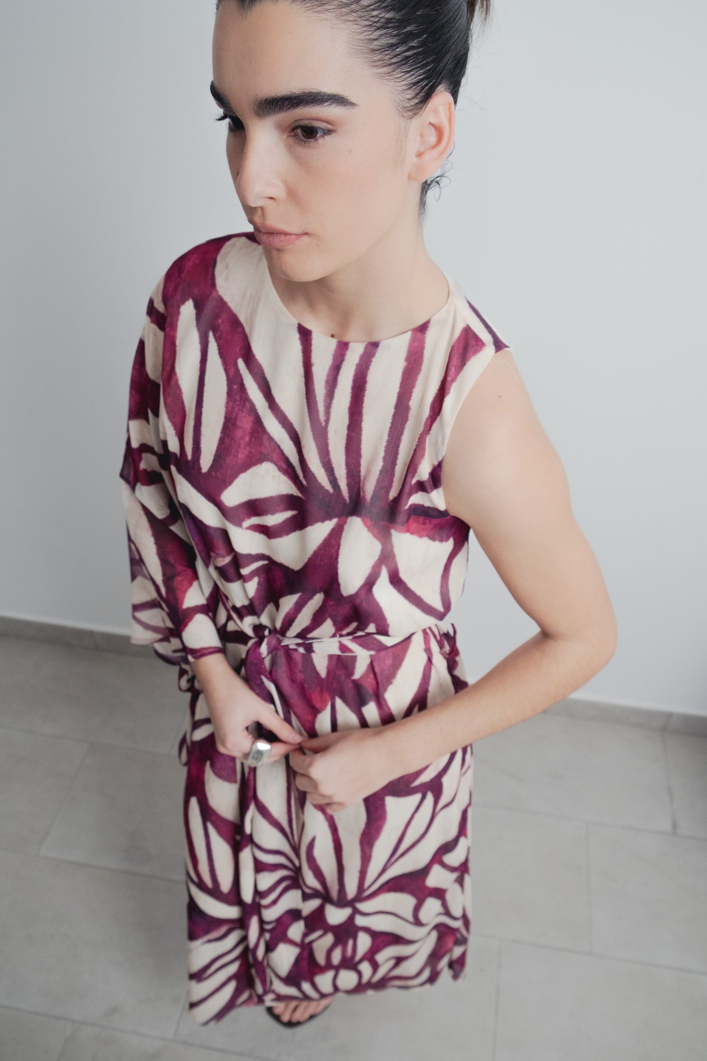 Vestido largo asimétrico elegante de mujer color burdeos con estampado moderno, vestido fluido de fiesta de un solo hombro sofisticado