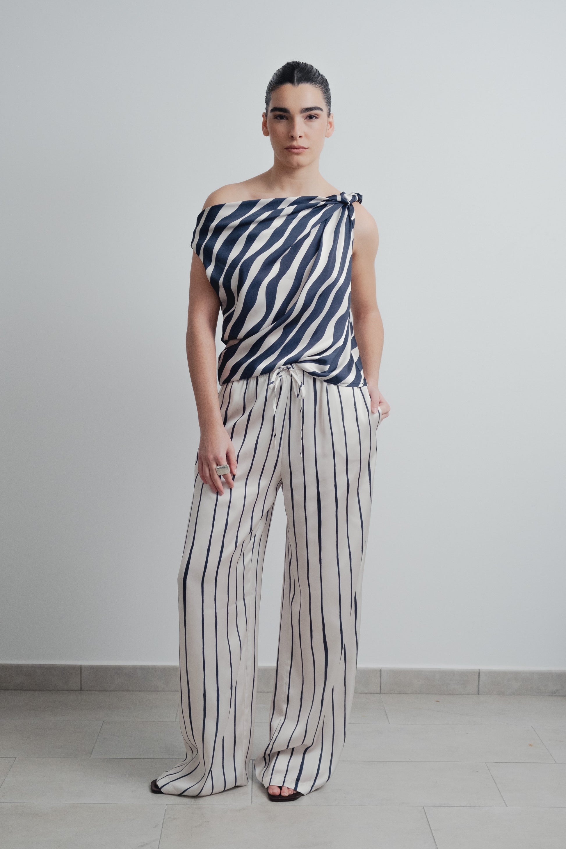 Top asimétrico rayas marino y blanco mujer