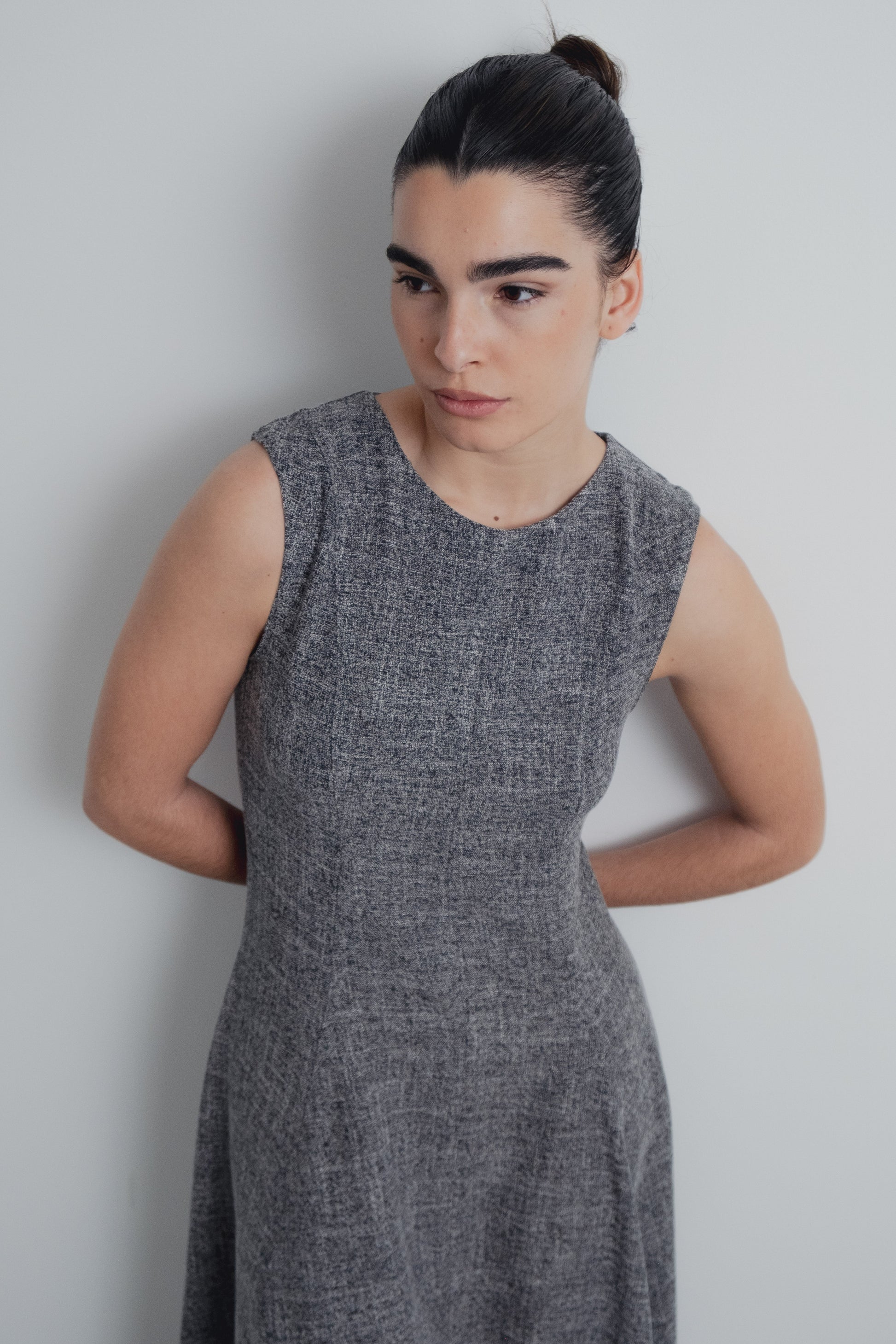 Vestido midi estructura negro sin mangas diseño español