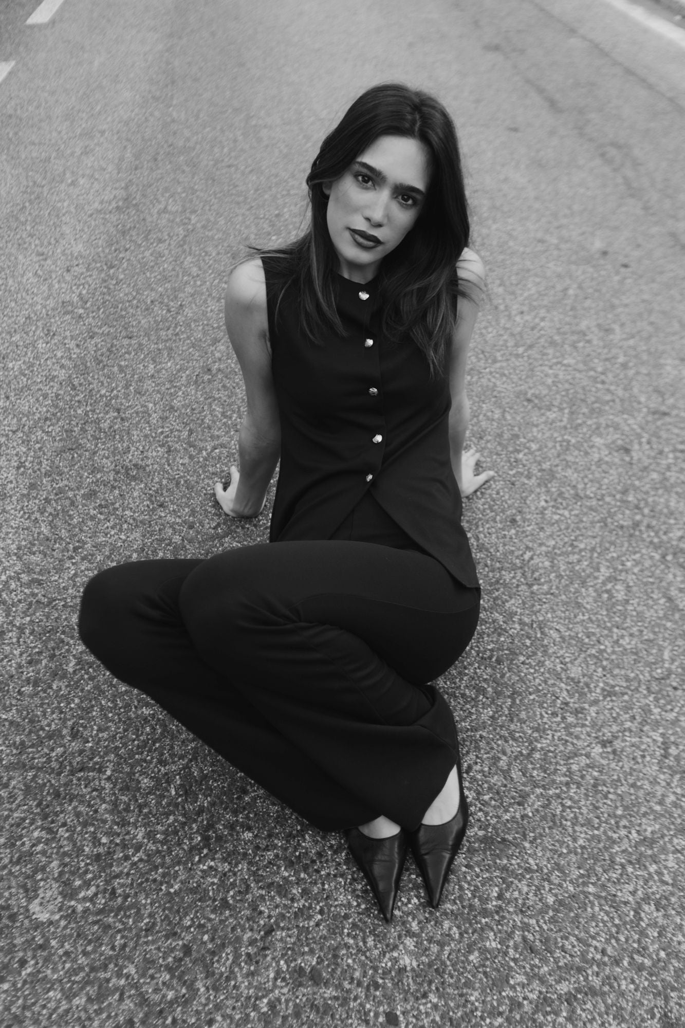 Pantalón flare negro básico talle alto campana estilizado