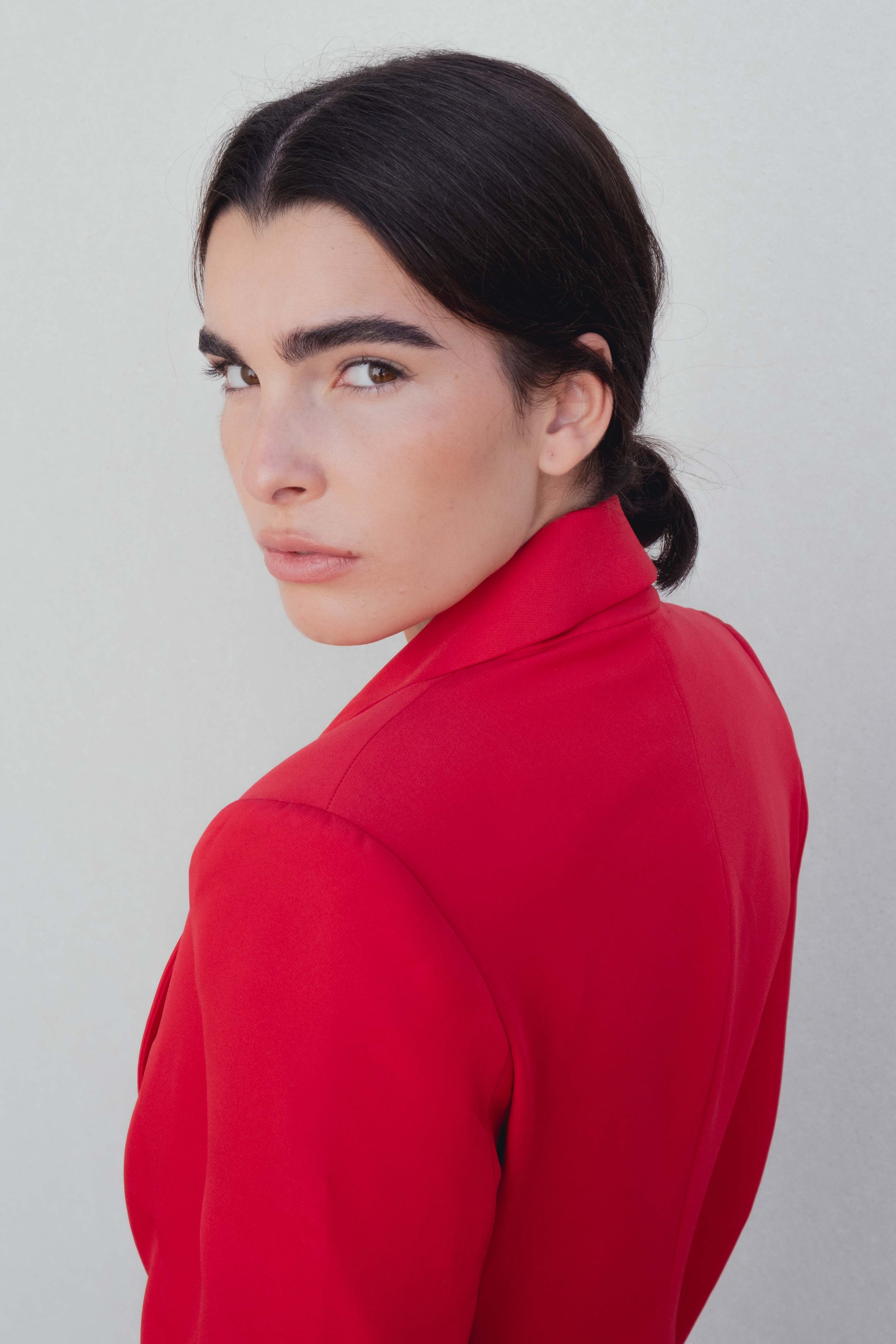 Blazer roja estructurada mujer botones plateados solapa