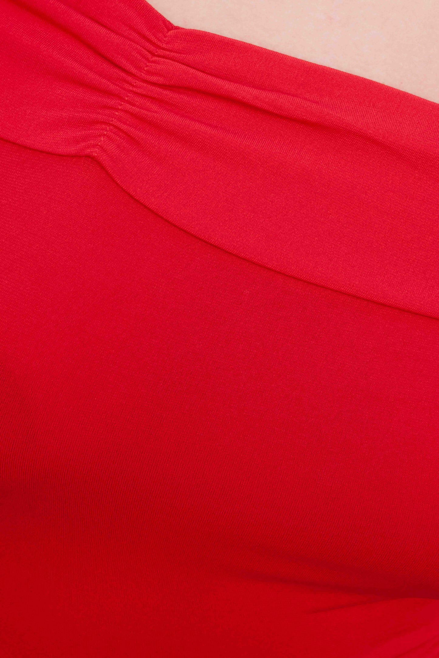 Body ajustado de manga larga con escote barco de hombros descubiertos en color rojo