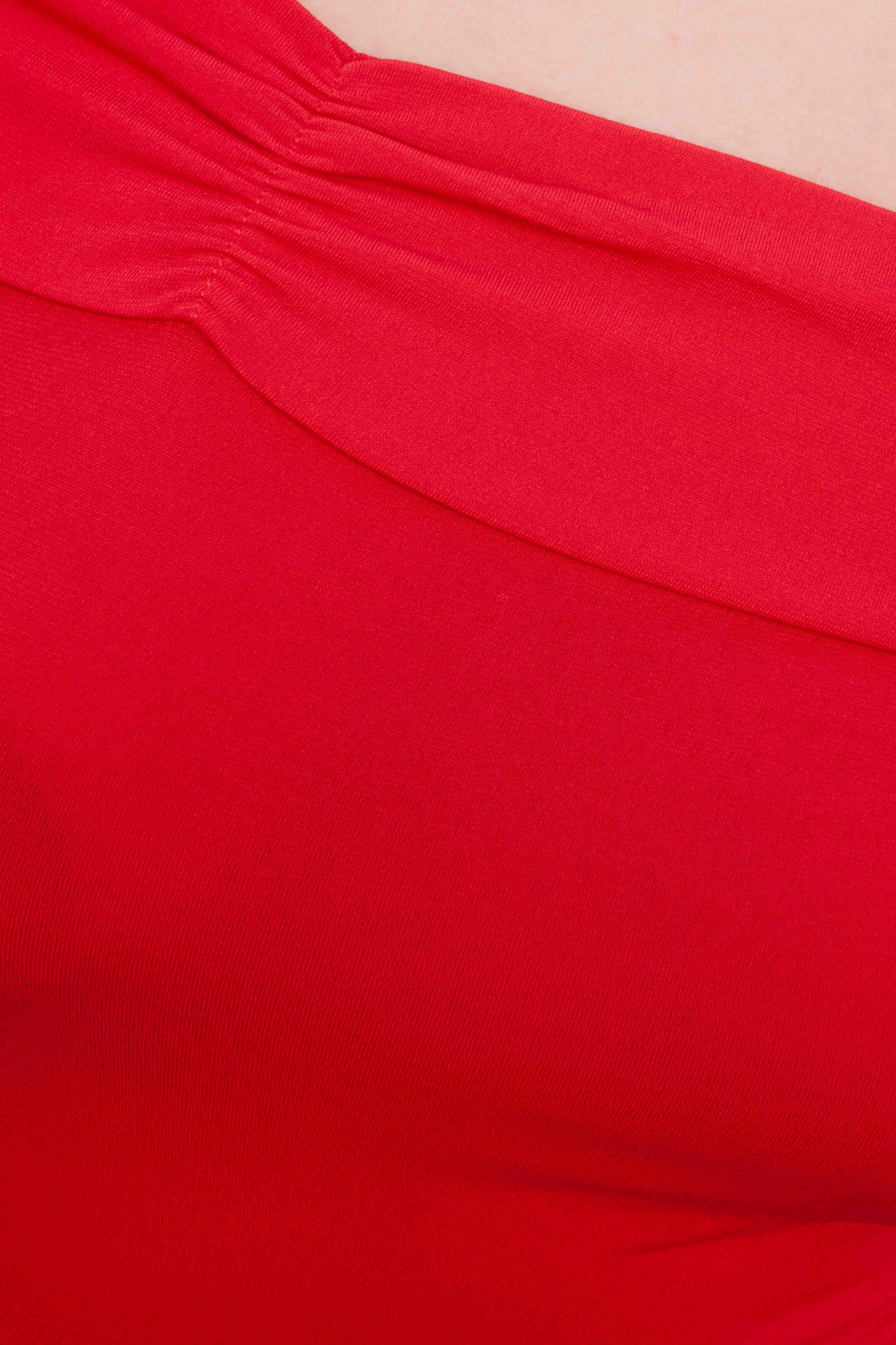 Body ajustado de manga larga con escote barco de hombros descubiertos en color rojo