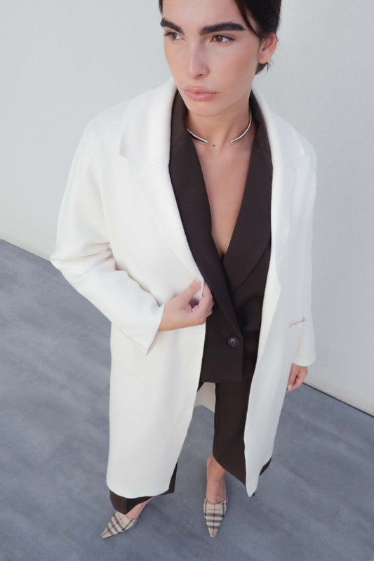 Abrigo largo oversize de punto grueso en color (especificar color).