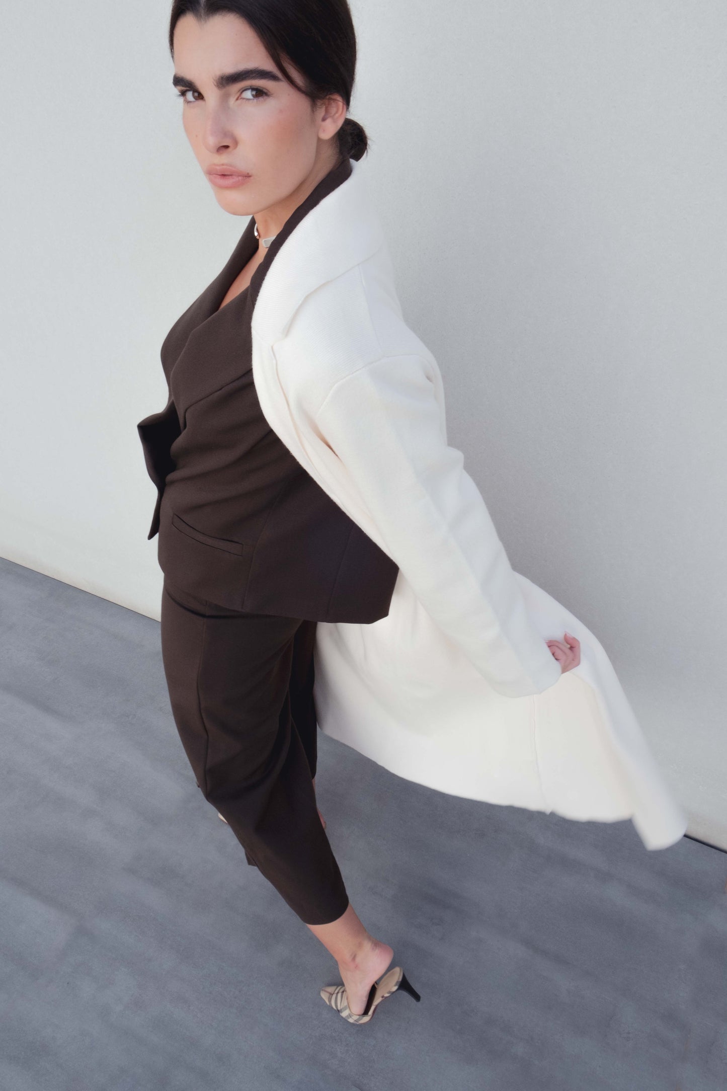 Abrigo oversize punto beige largo con solapas