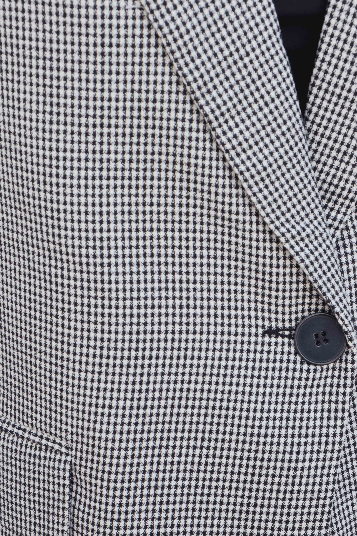 Blazer estructurado para mujer con estampado clásico de pata de gallo en blanco y negro, solapas elegantes y corte ajustado de oficina.