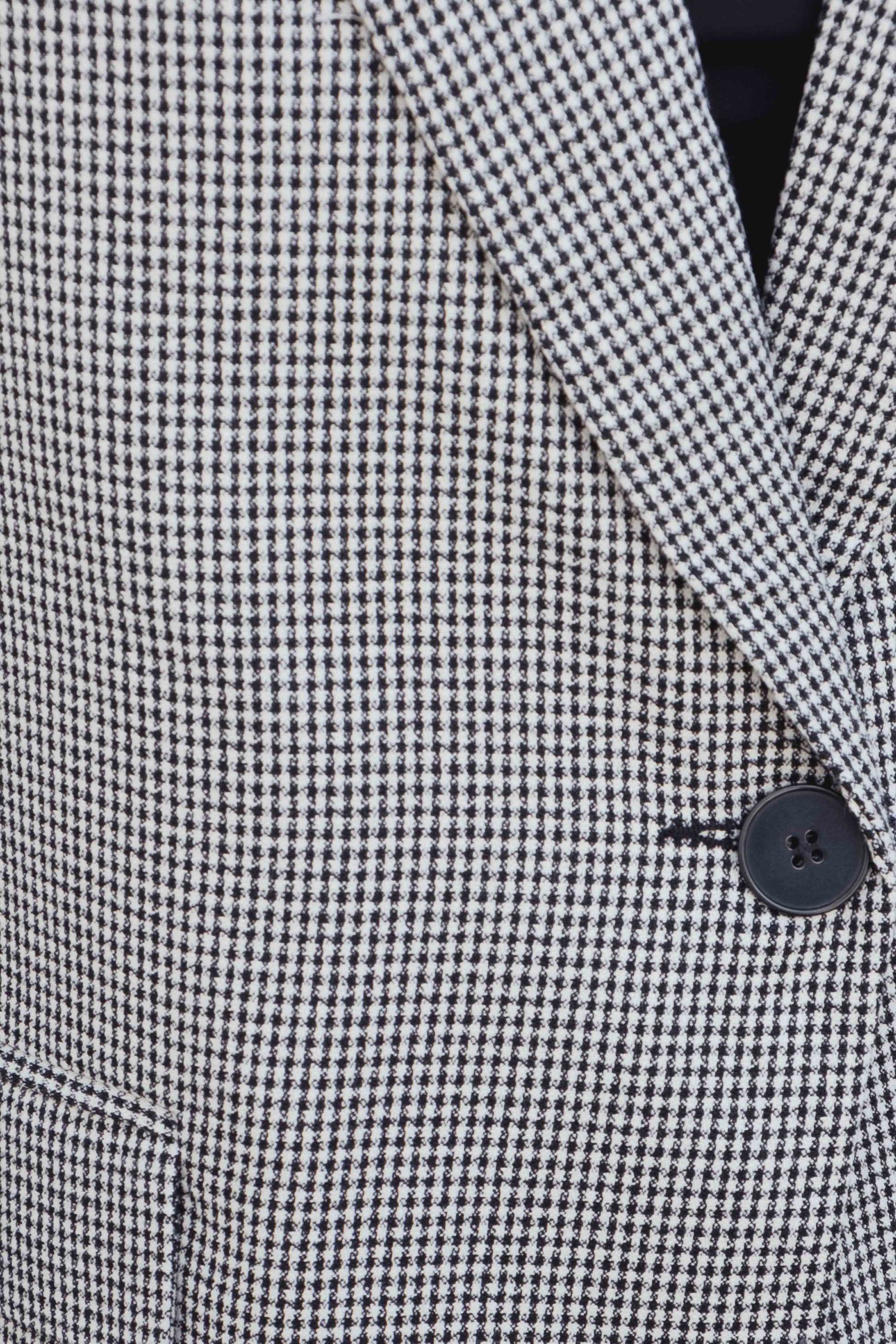 Blazer estructurado para mujer con estampado clásico de pata de gallo en blanco y negro, solapas elegantes y corte ajustado de oficina.