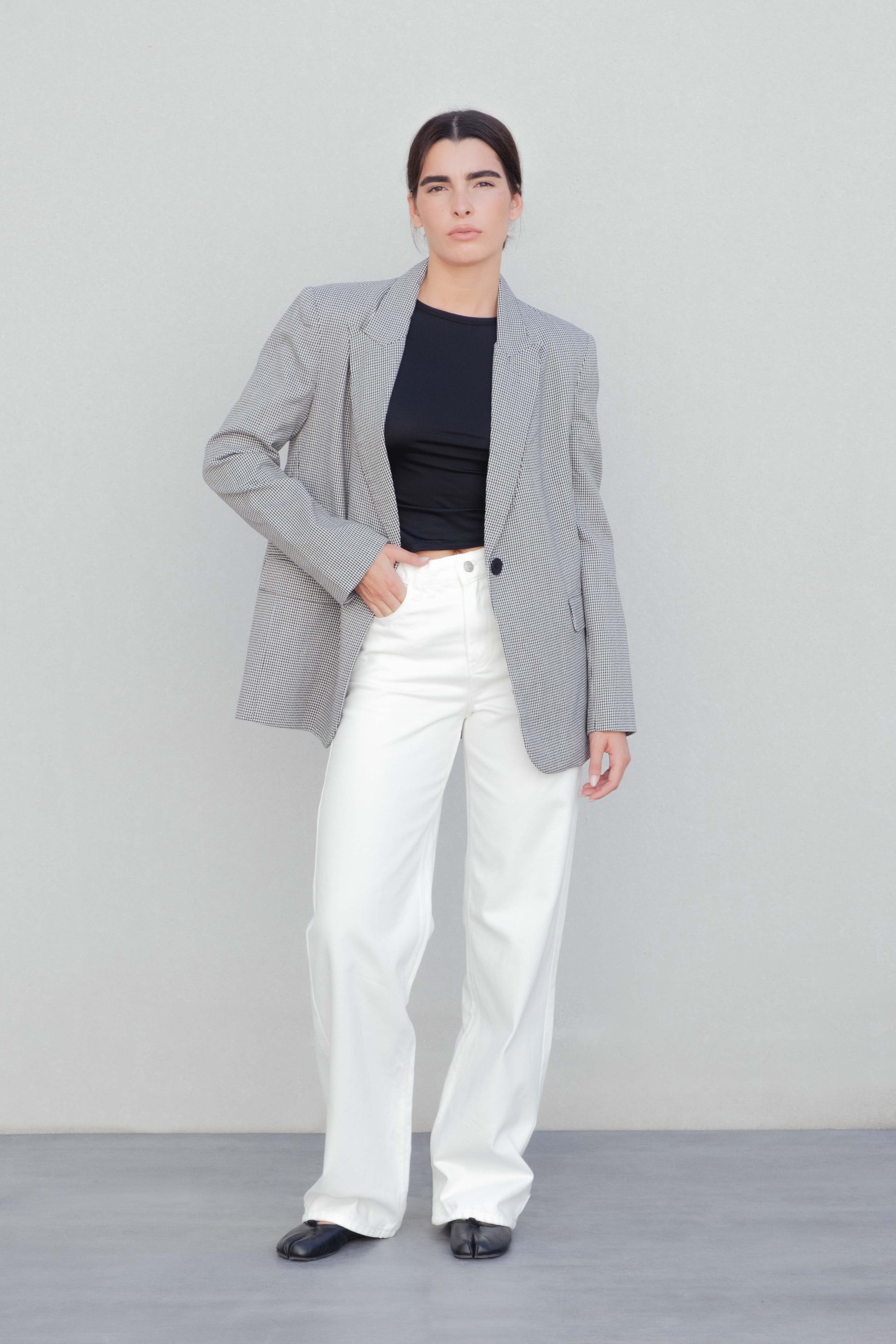 Blazer estructurado para mujer con estampado clásico de pata de gallo en blanco y negro, solapas elegantes y corte ajustado de oficina.