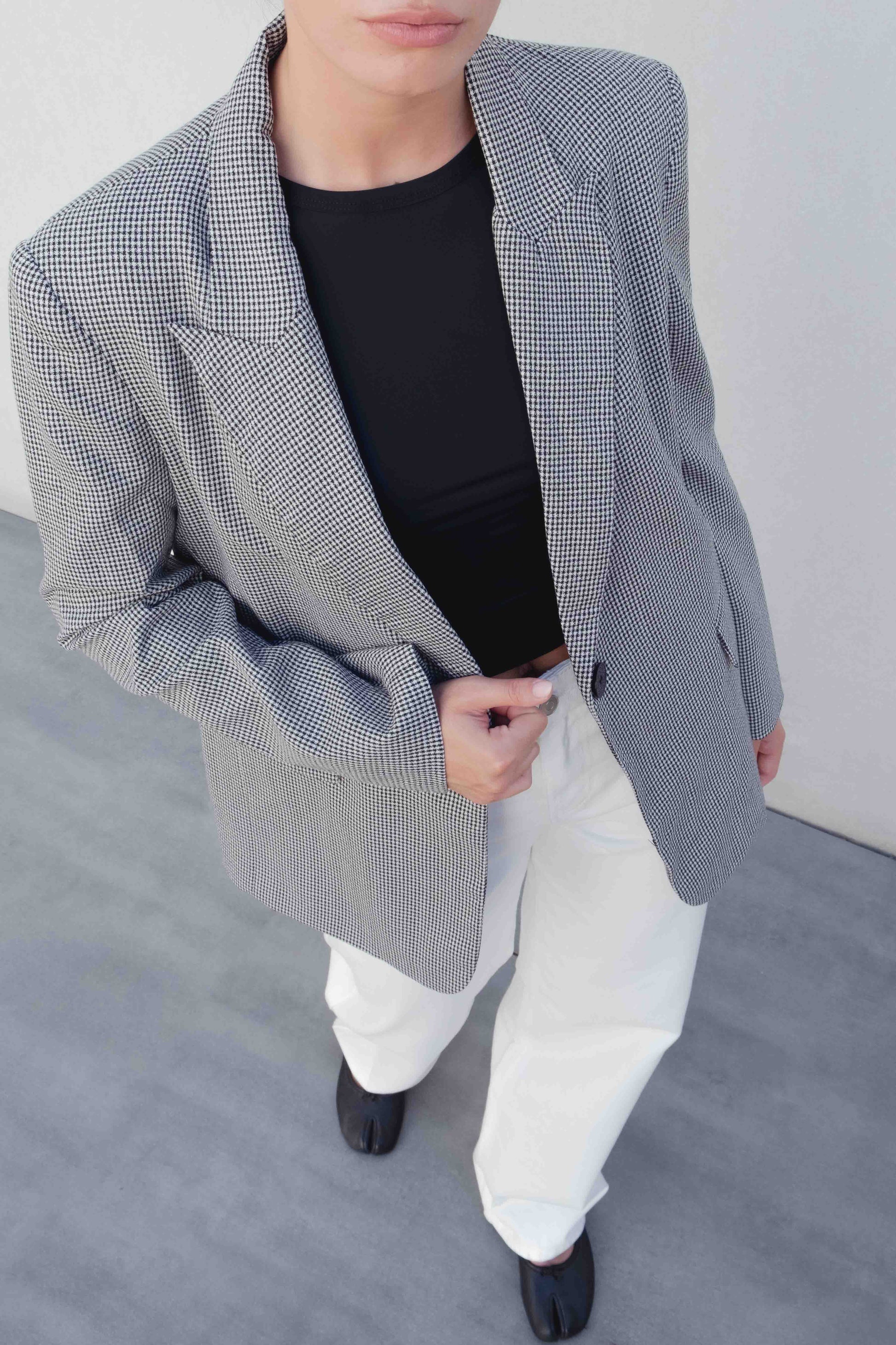 Blazer estructurado para mujer con estampado clásico de pata de gallo en blanco y negro, solapas elegantes y corte ajustado de oficina.