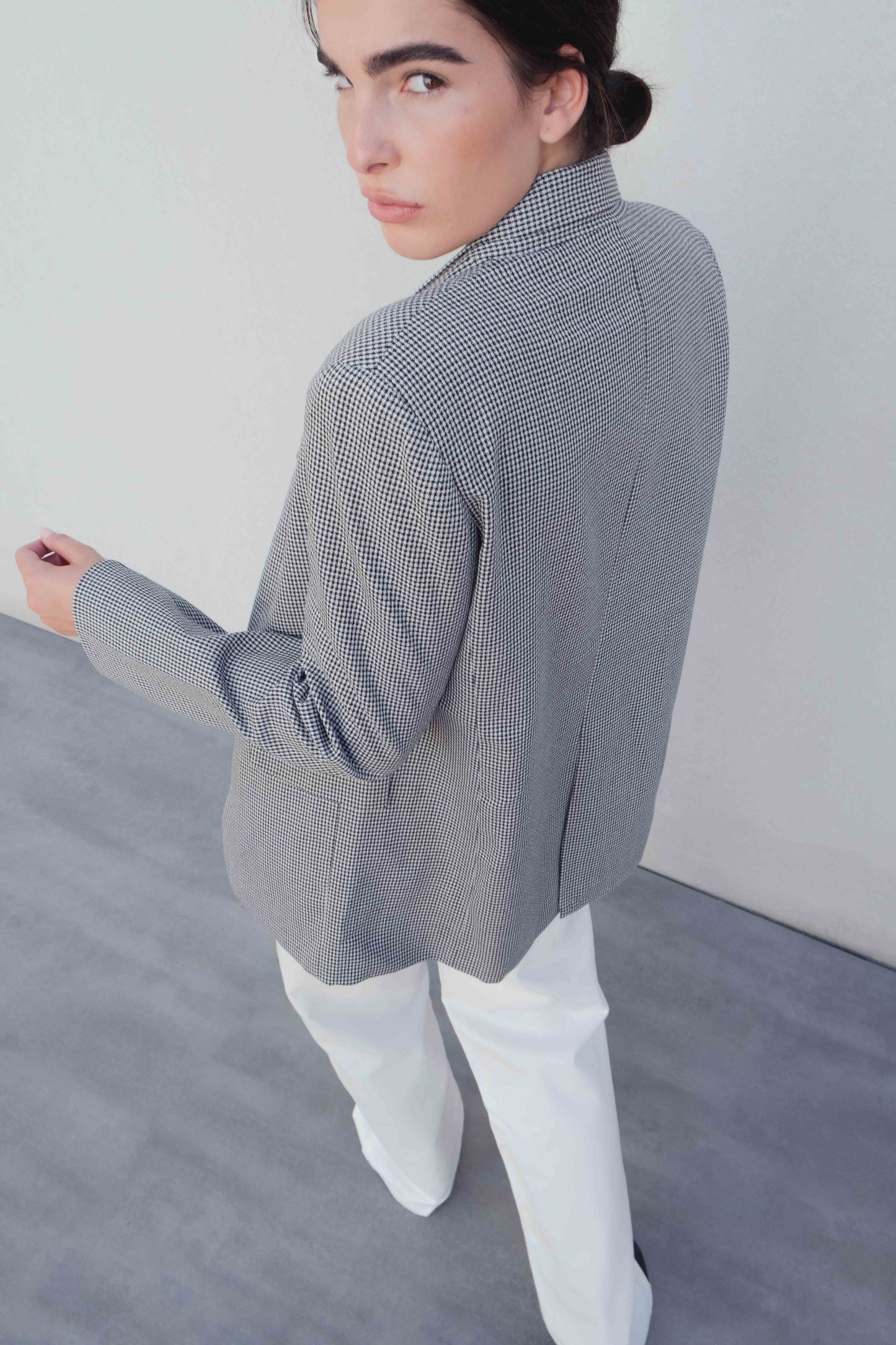 Blazer estructurado para mujer con estampado clásico de pata de gallo en blanco y negro, solapas elegantes y corte ajustado de oficina.