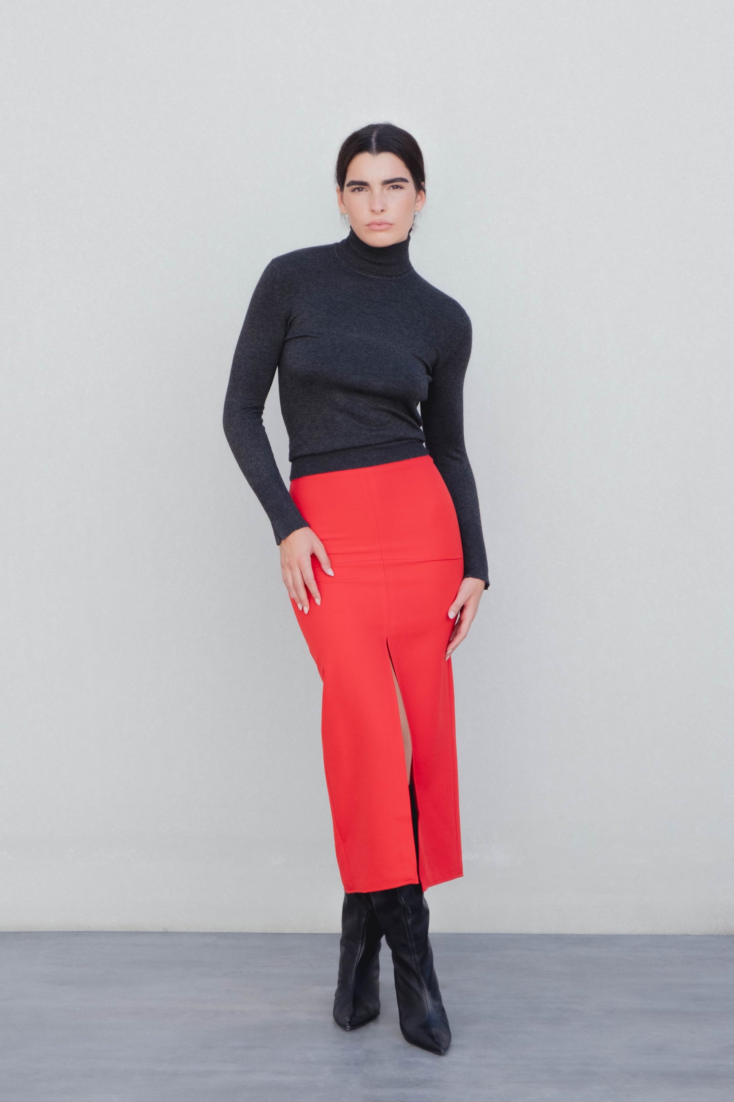 Falda midi elástica de diseño cruzado con movimiento fluido en color rojo