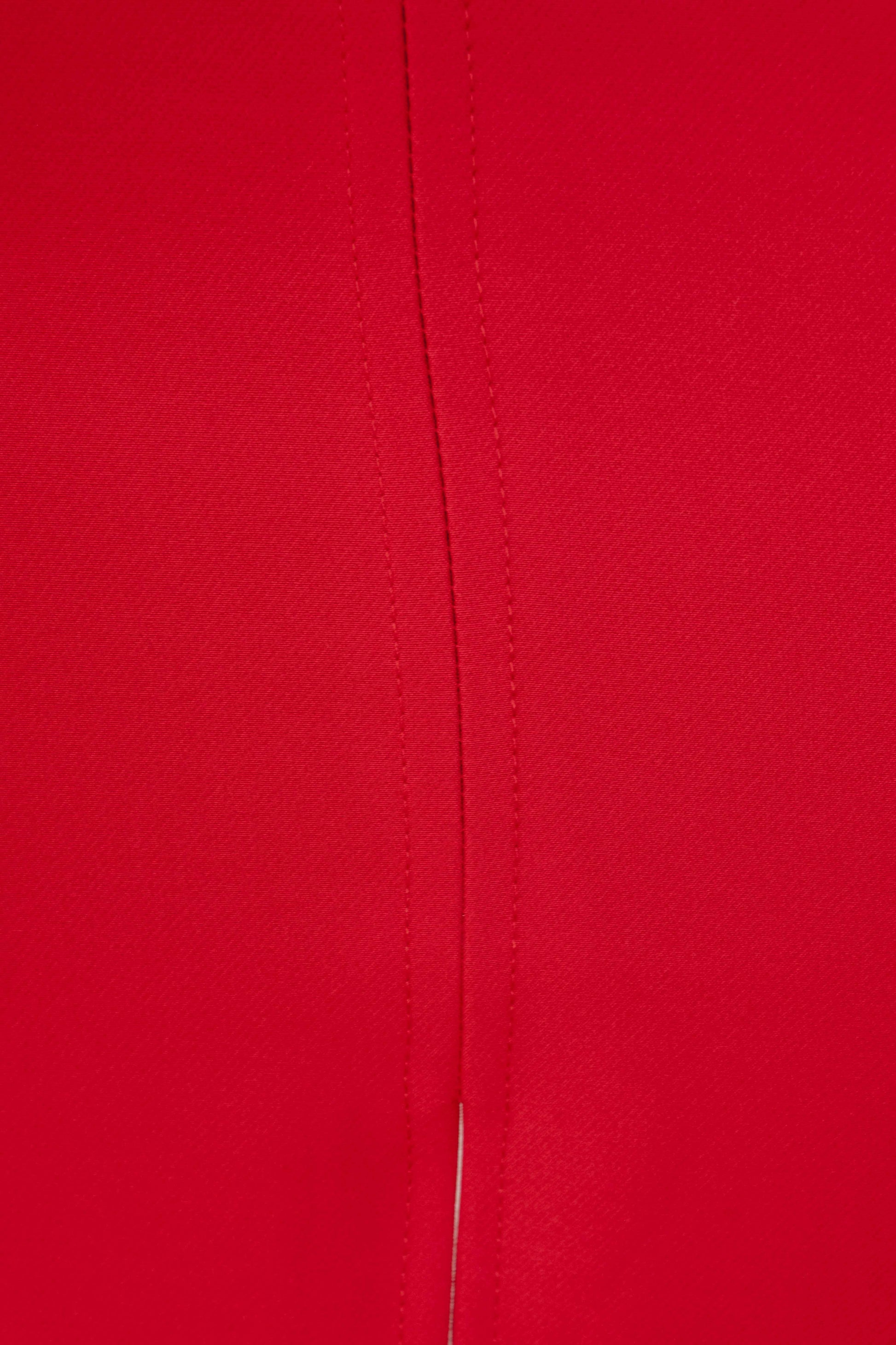 Falda midi elástica de diseño cruzado con movimiento fluido en color rojo
