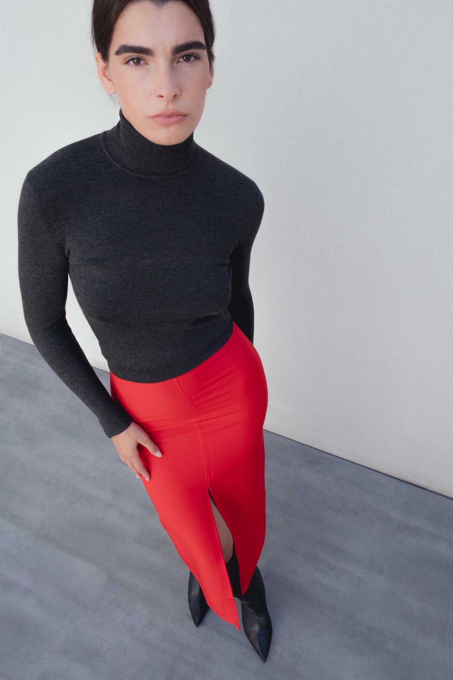 Falda midi elástica de diseño cruzado con movimiento fluido en color rojo