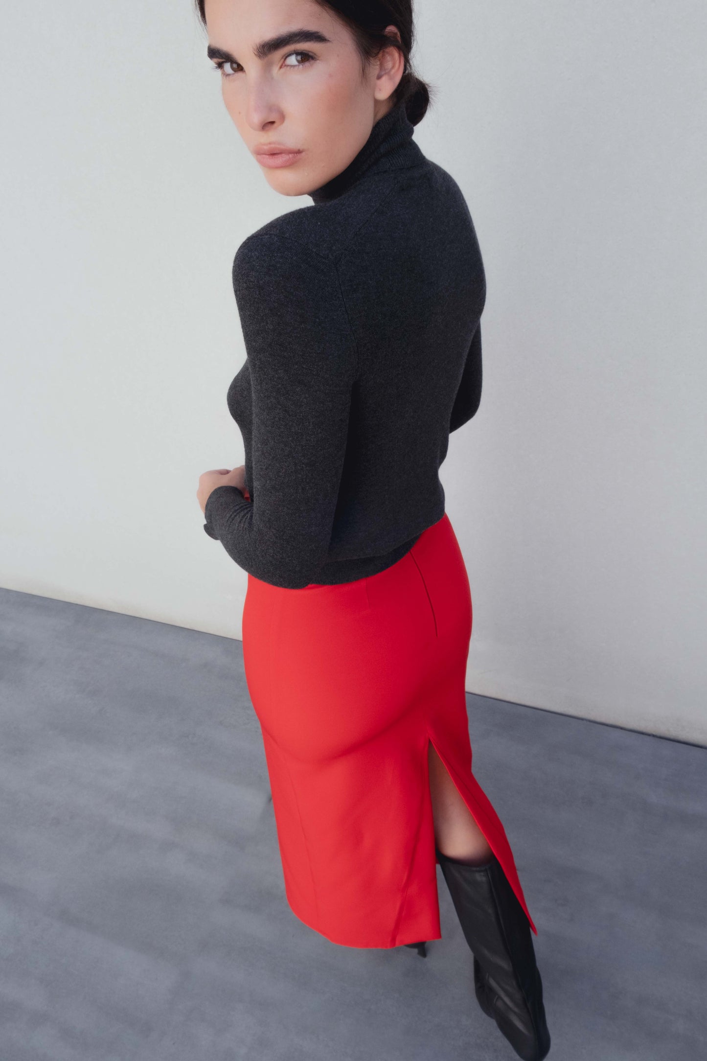 Falda midi elástica de diseño cruzado con movimiento fluido en color rojo