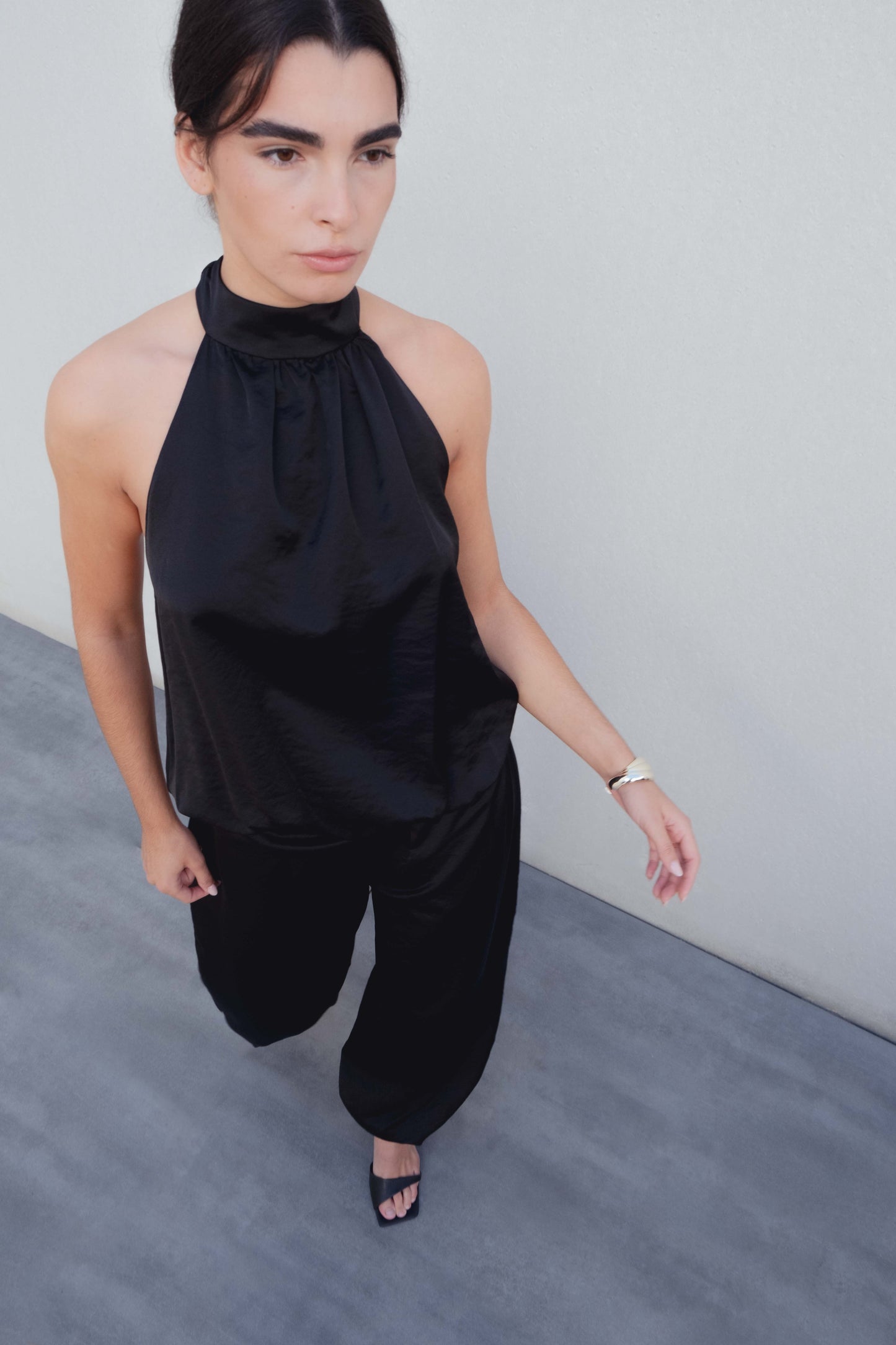 Top halter satinado negro con cuello de lazada