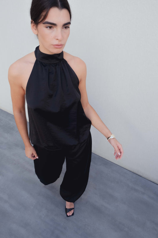 Top halter satinado negro con cuello de lazada