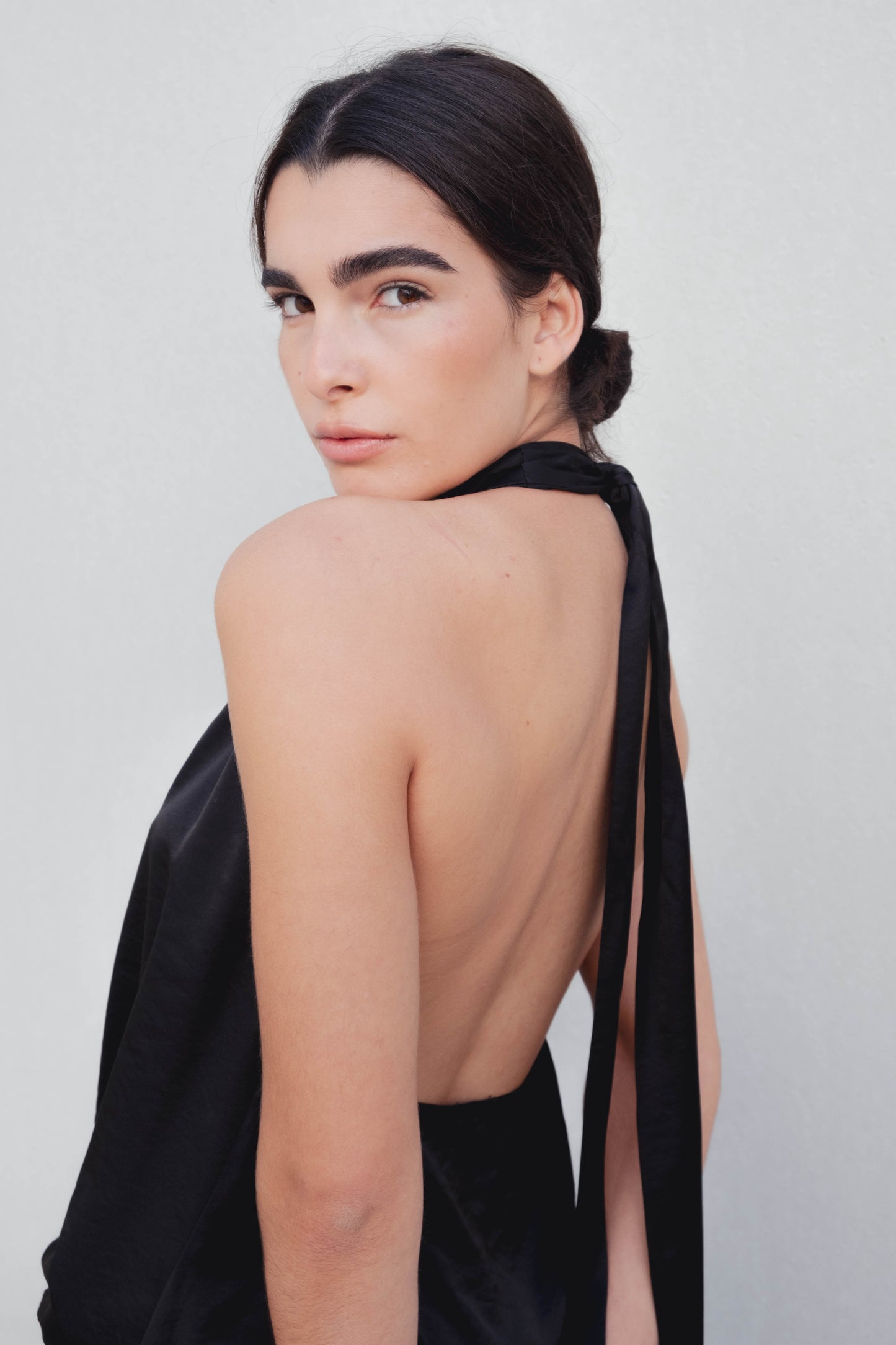Top halter satinado negro con lazada al cuello diseño español