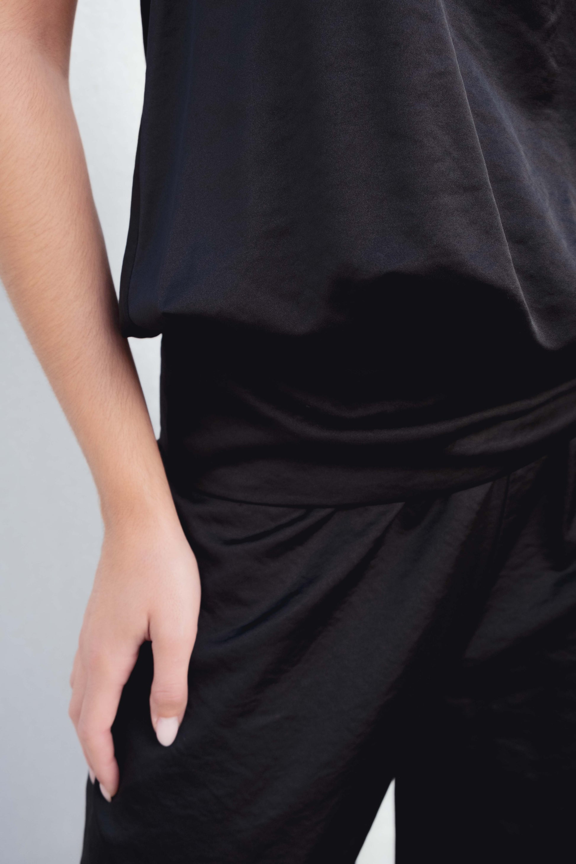 Pantalón bombacho satinado negro con puño elástico diseño español