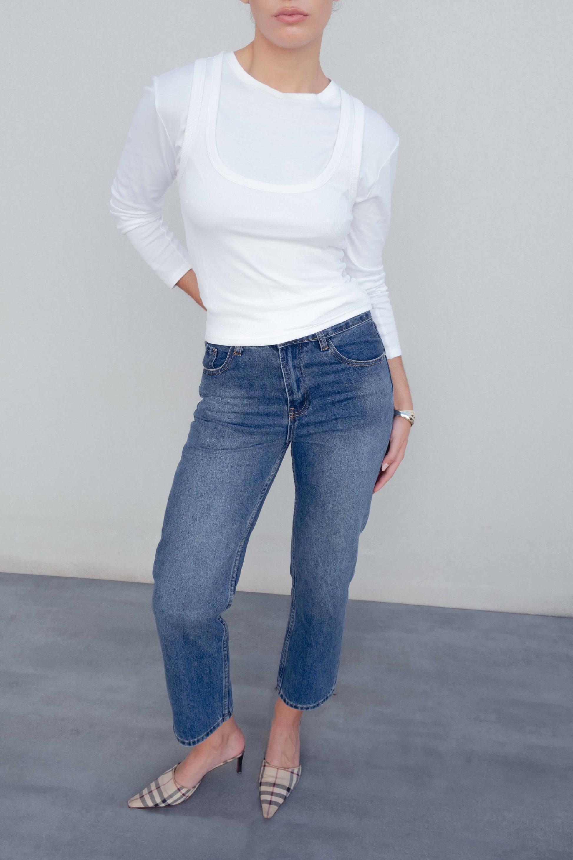 Jeans rectos clásicos en color azul. Fotografía de modelo con los pantalones de denim.